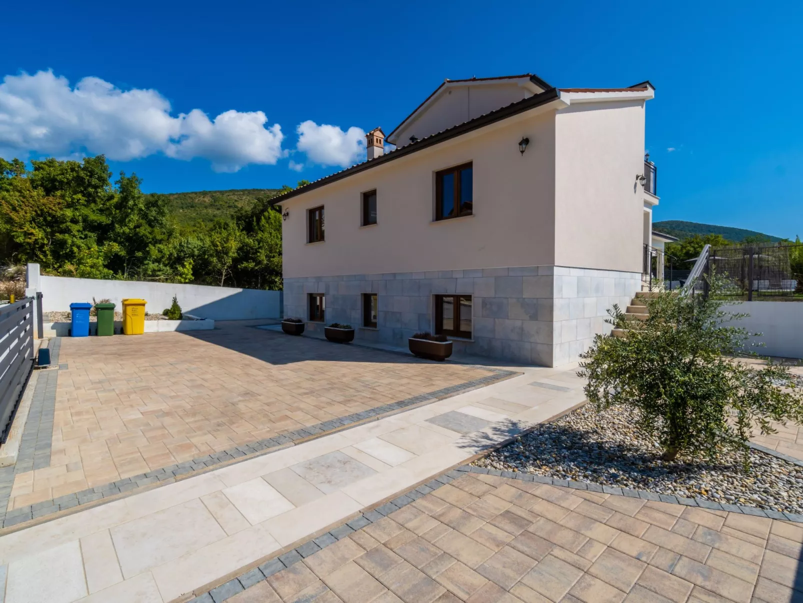 Elegantes Escape mit Pool und Panoramablick-Dehors