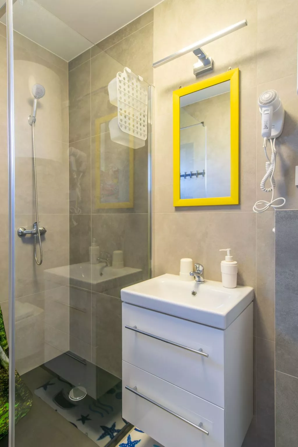 Trebor"-Häuser in einem eingezäunten Gebiet