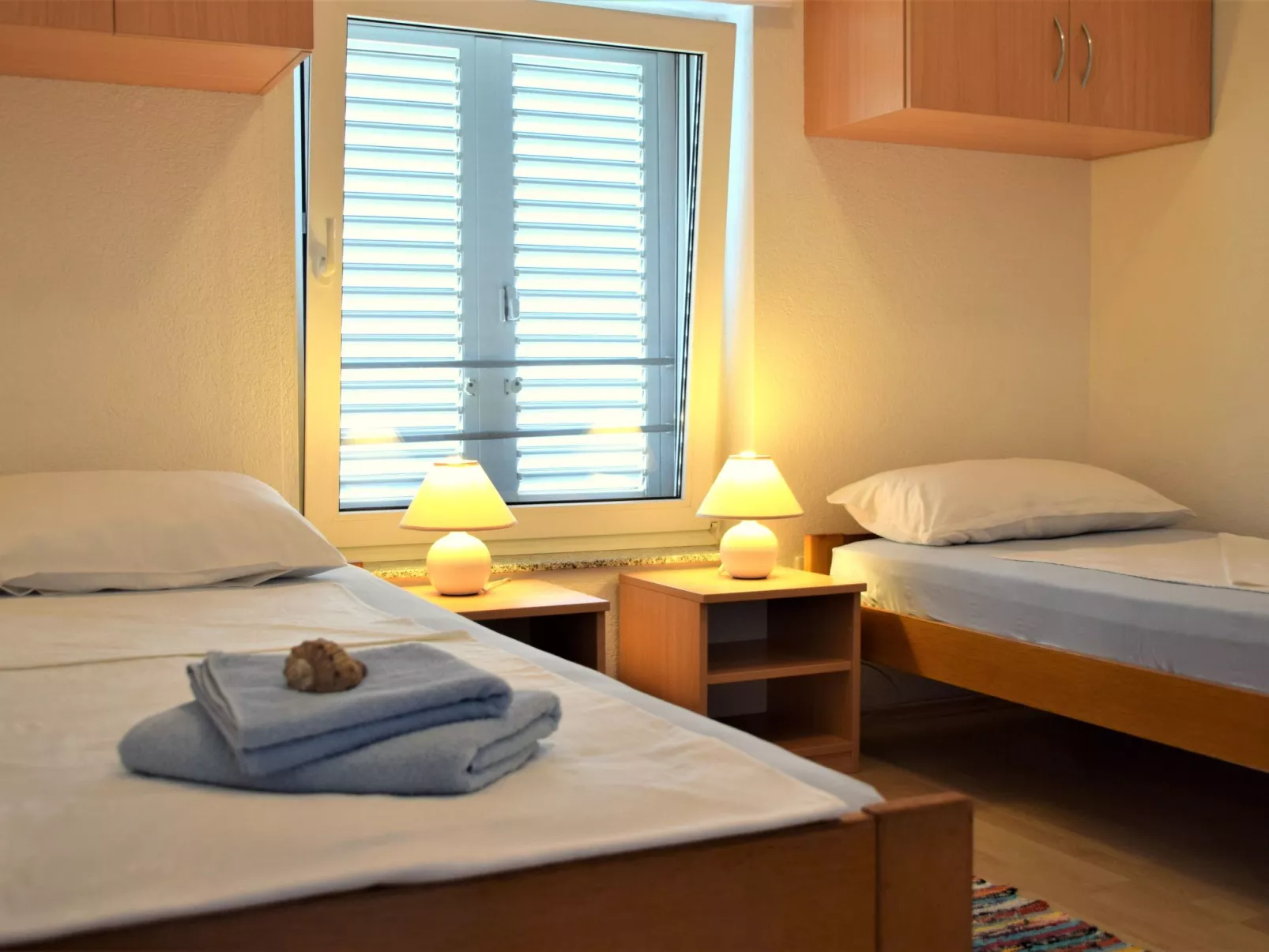 Für vier Personen mit Balkon im ersten Obergeschoss gelegen-Inside