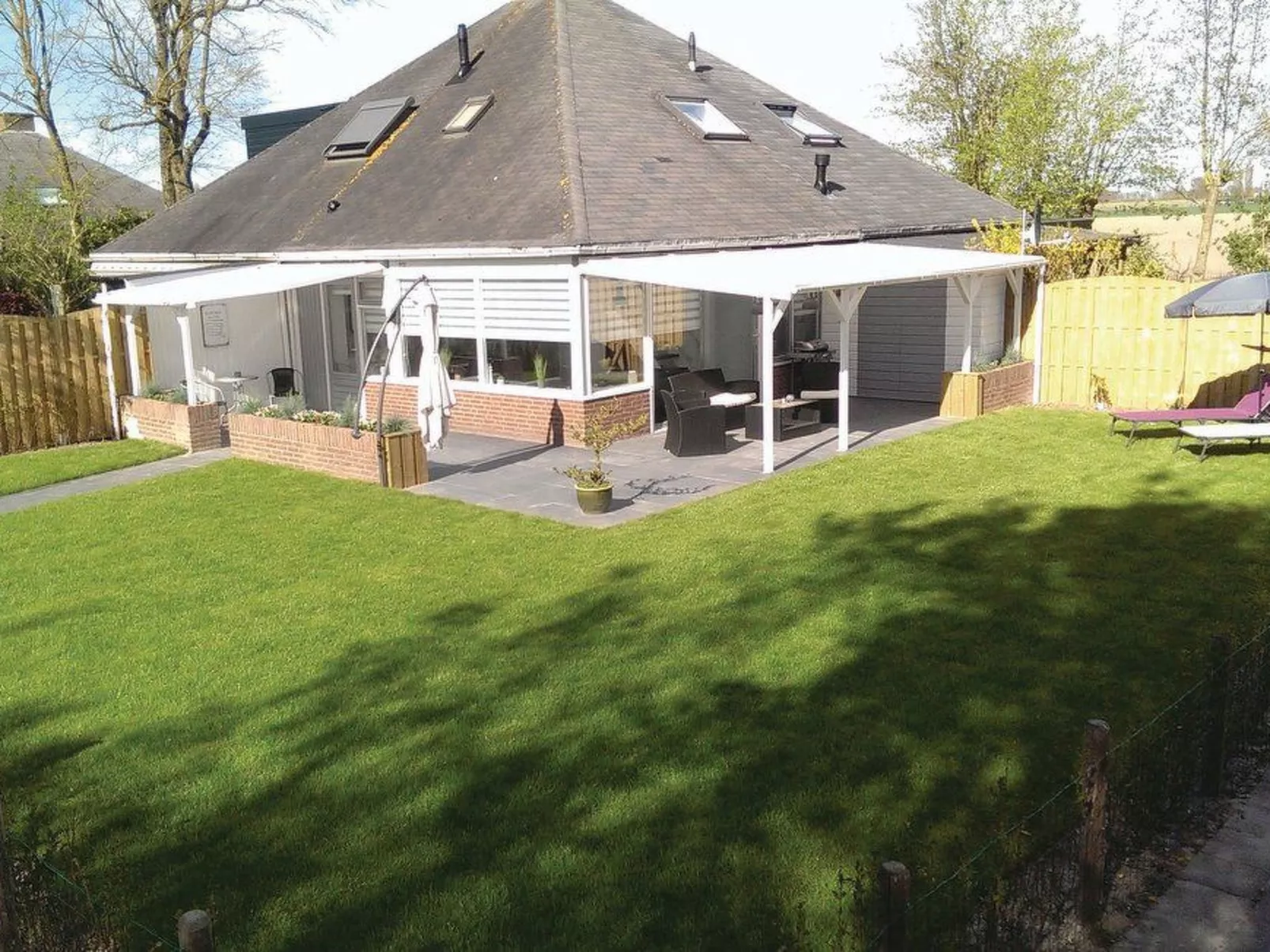 "Buurtweg213" mit Schwimmbad-Draußen