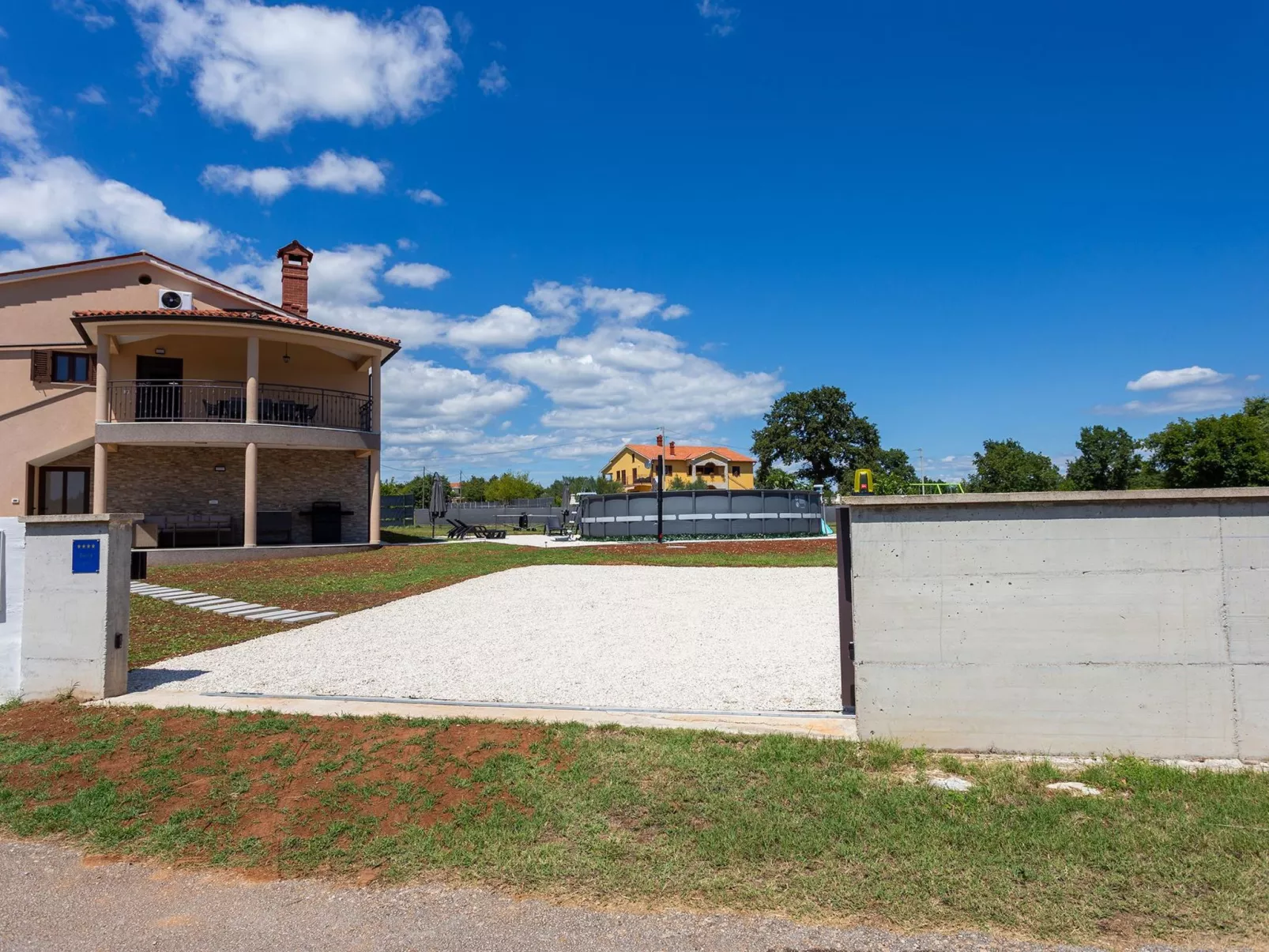 "Luxuriöse App. mit Pool"-Draußen