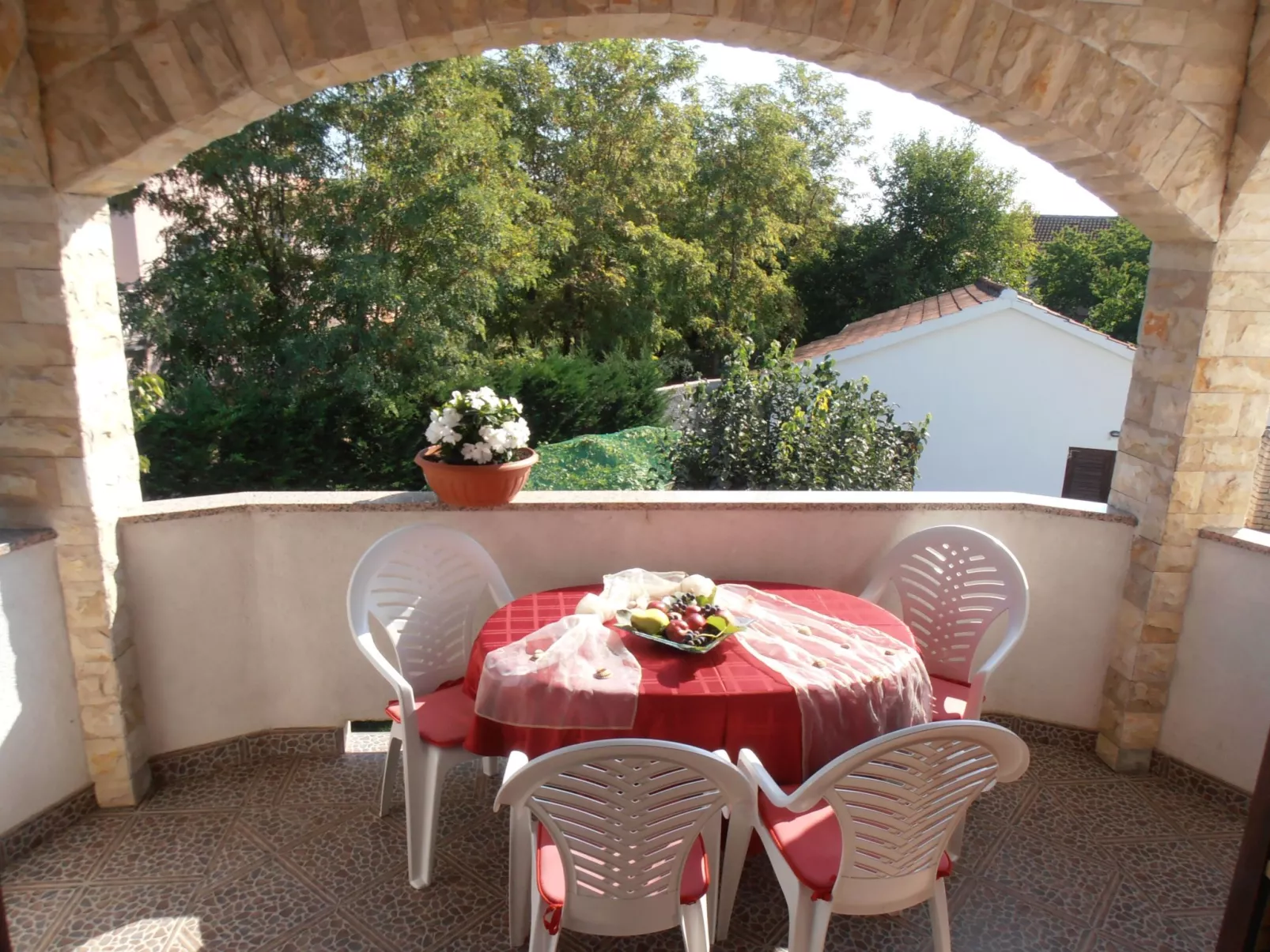 Villa Linet 4.-Draußen