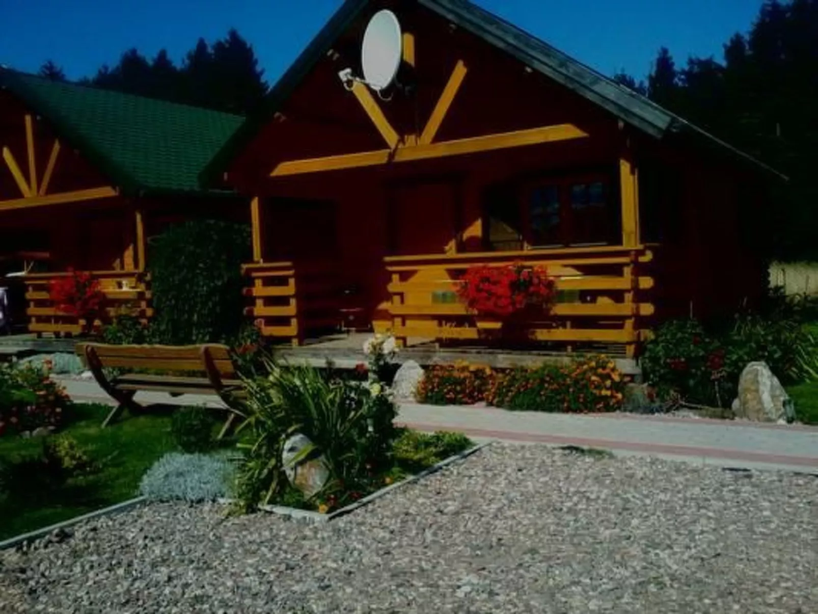 Gemütliches Holzferienhaus mit Grill und Garten