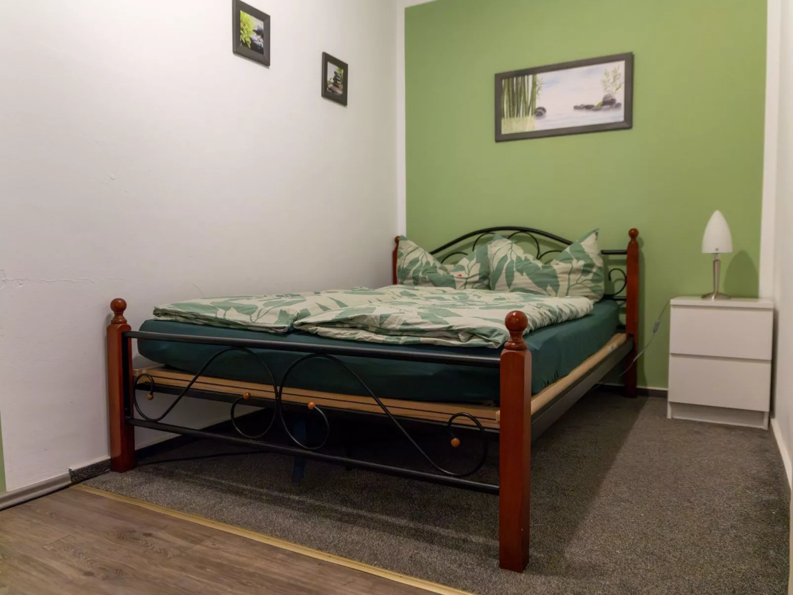 Mit zwei Schlafzimmern und Balkon-Drinnen