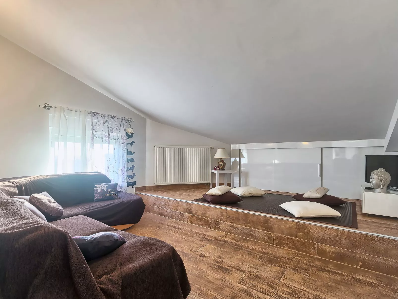 Geräumige Ferienwohnung für vier Personen mit Balkon und Meerblick-Image-tags.info