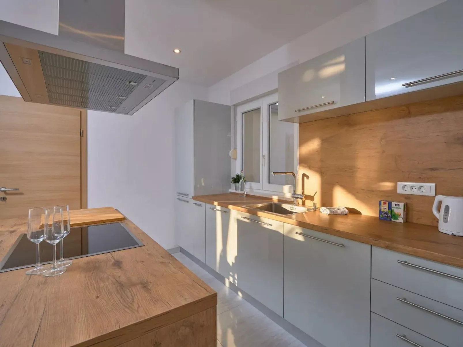 M Ganze Etage in einem geräumigen Haus mit Pool-Inside