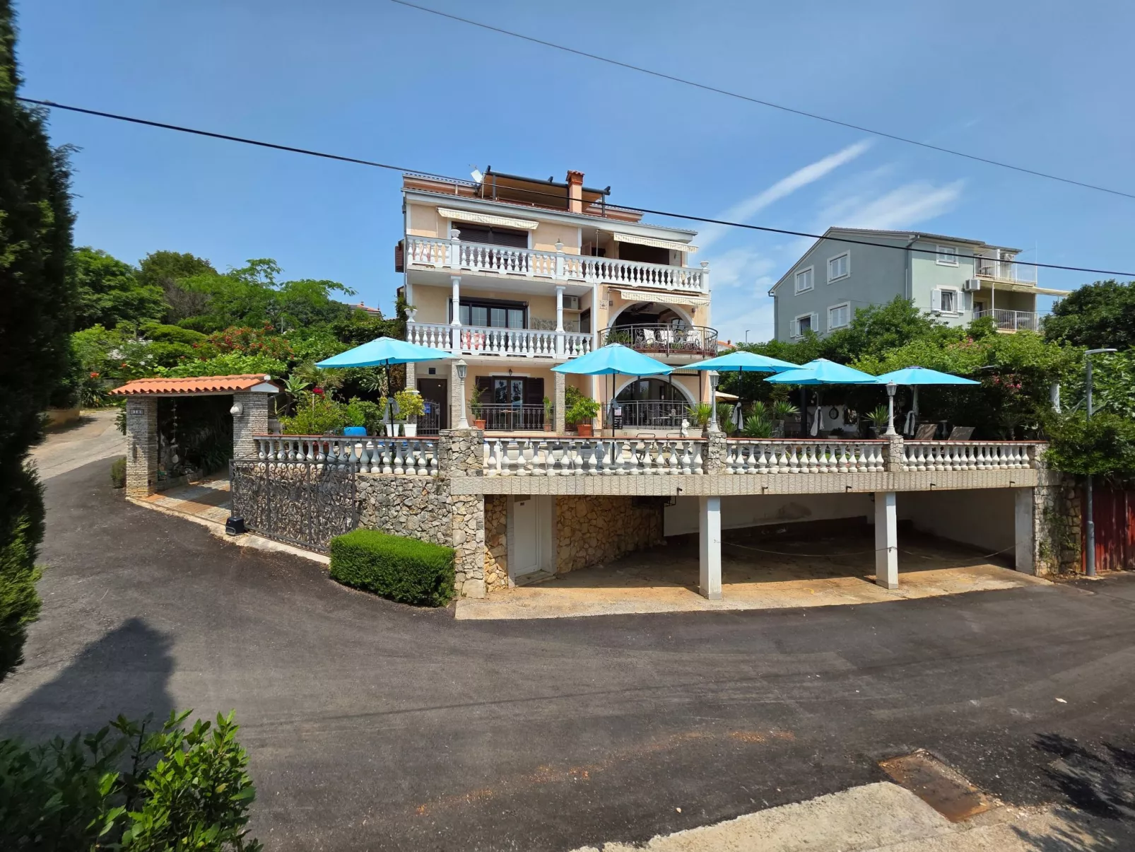 Appartement mit Balkon - gemeinsamer Pool und Terrasse-Draußen