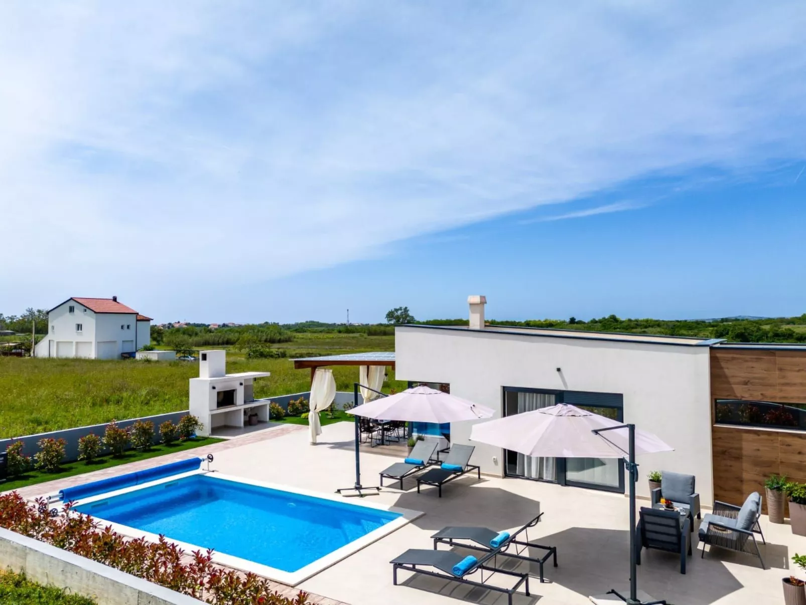 Villa mit beheiztem Pool - von TA Leut Agency-Drinnen