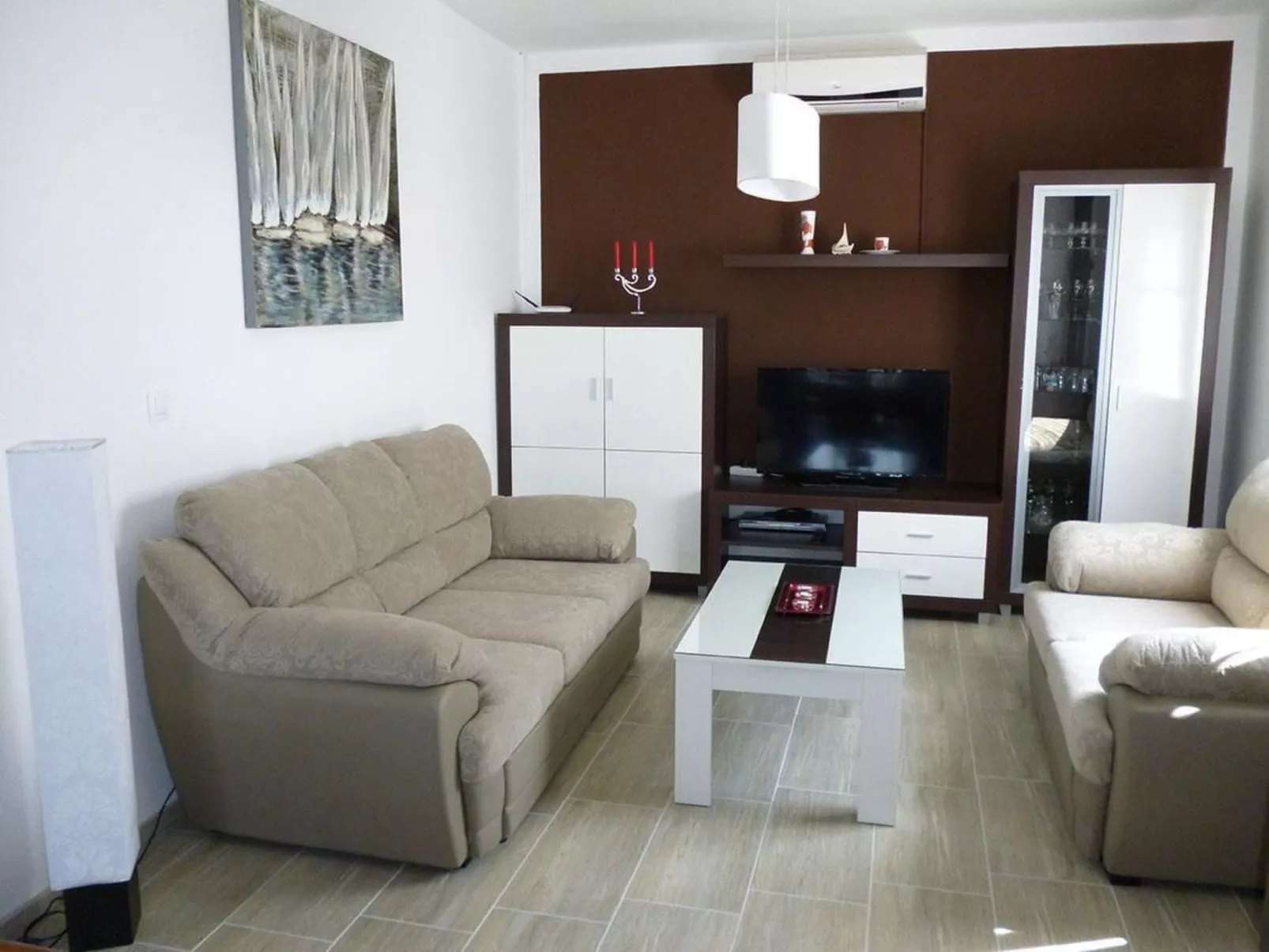 In Turanj mit Grill und Terrasse-Drinnen