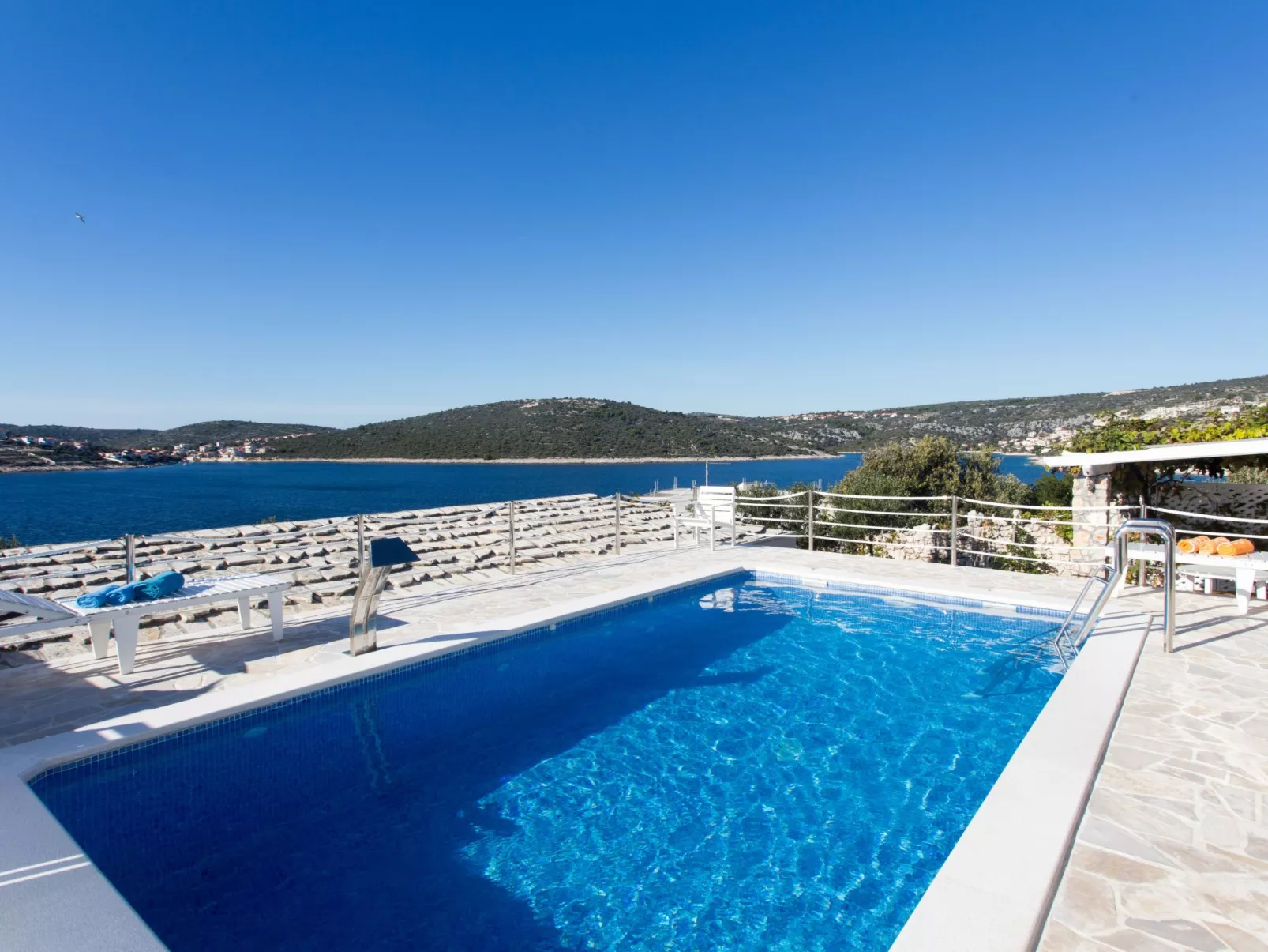 In Sevid mit Gemeinsamer Terrasse und Meerblick-Outside