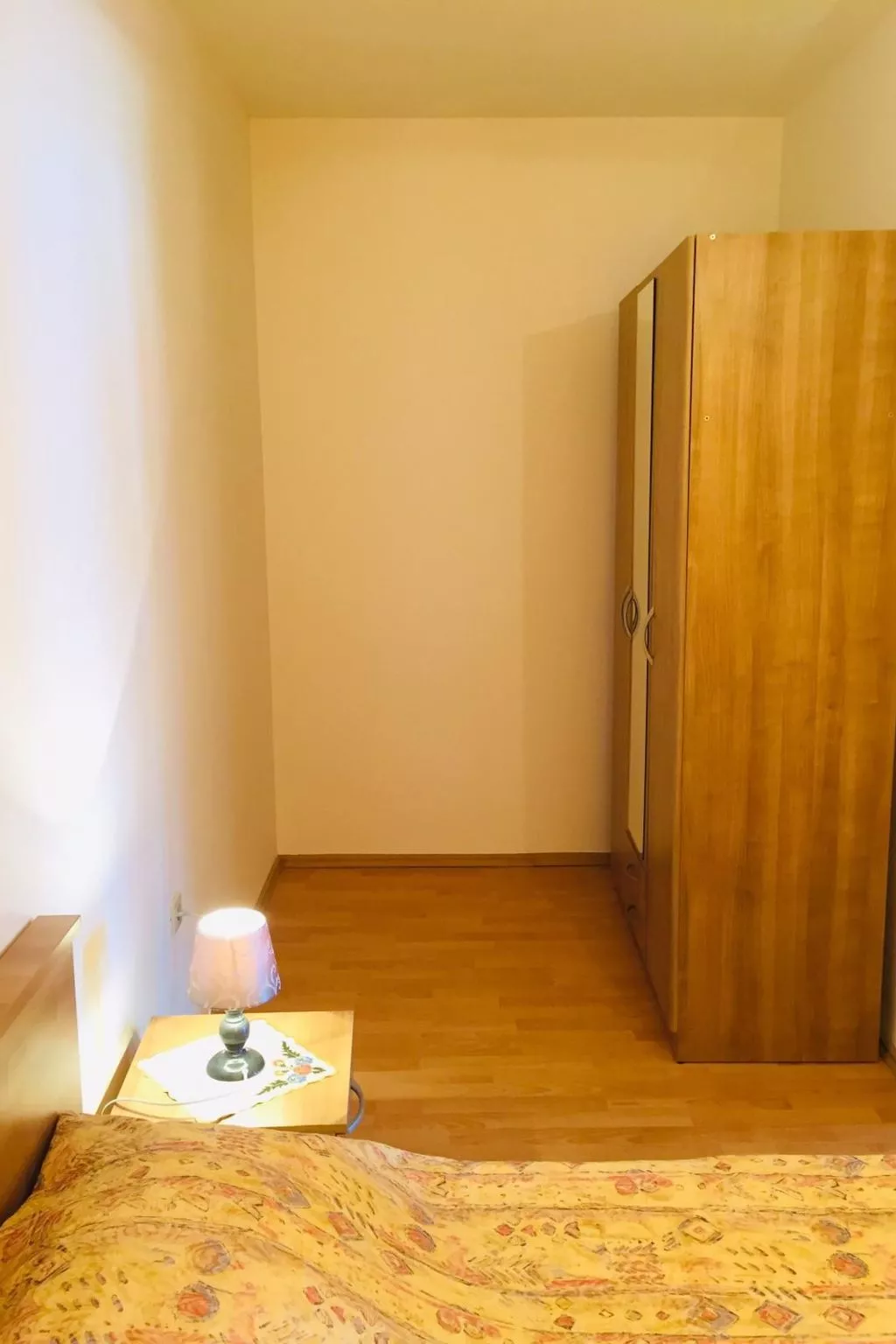 "Gubo1" mit Blick auf das Wasser-Drinnen