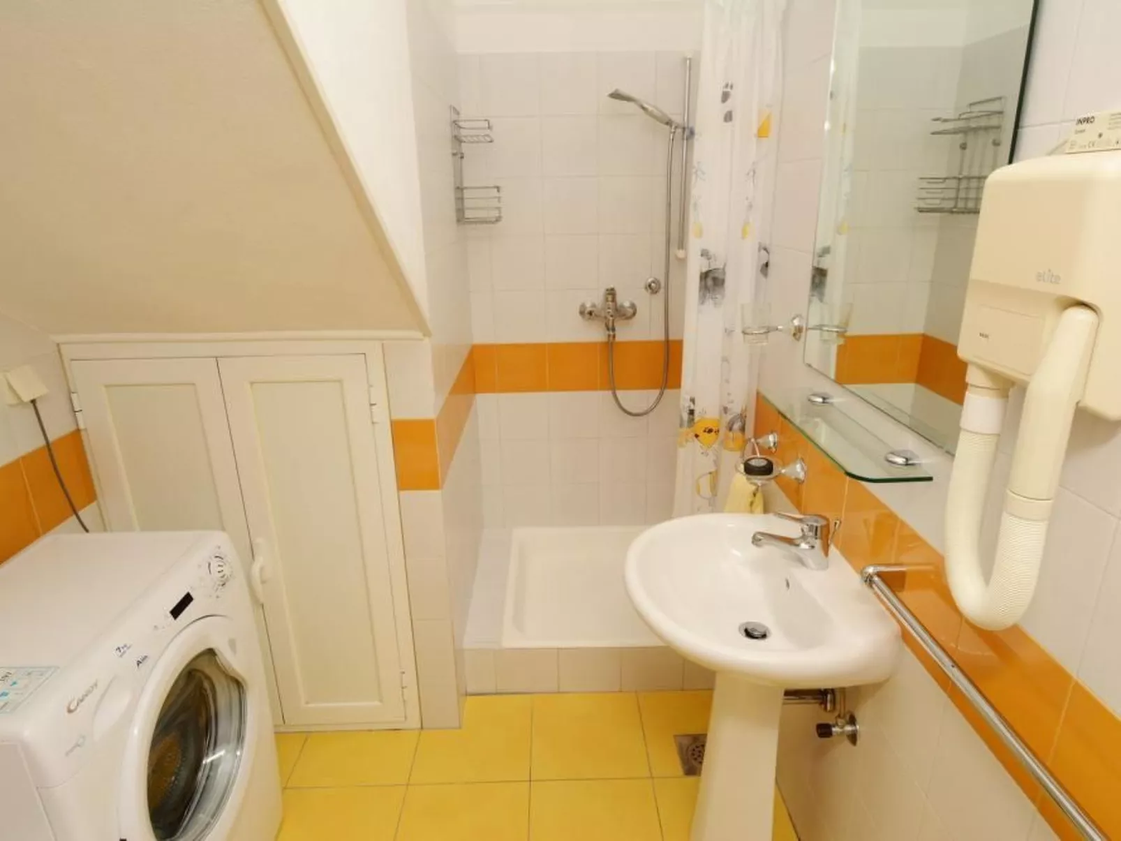 Großes Ferienhaus mit Terrasse und Garten-Inside