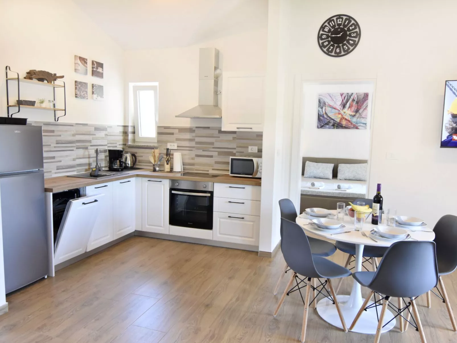 Apartment 2 in einer neuen Villa mit Pool in ruhiger Lage-Image-tags.info