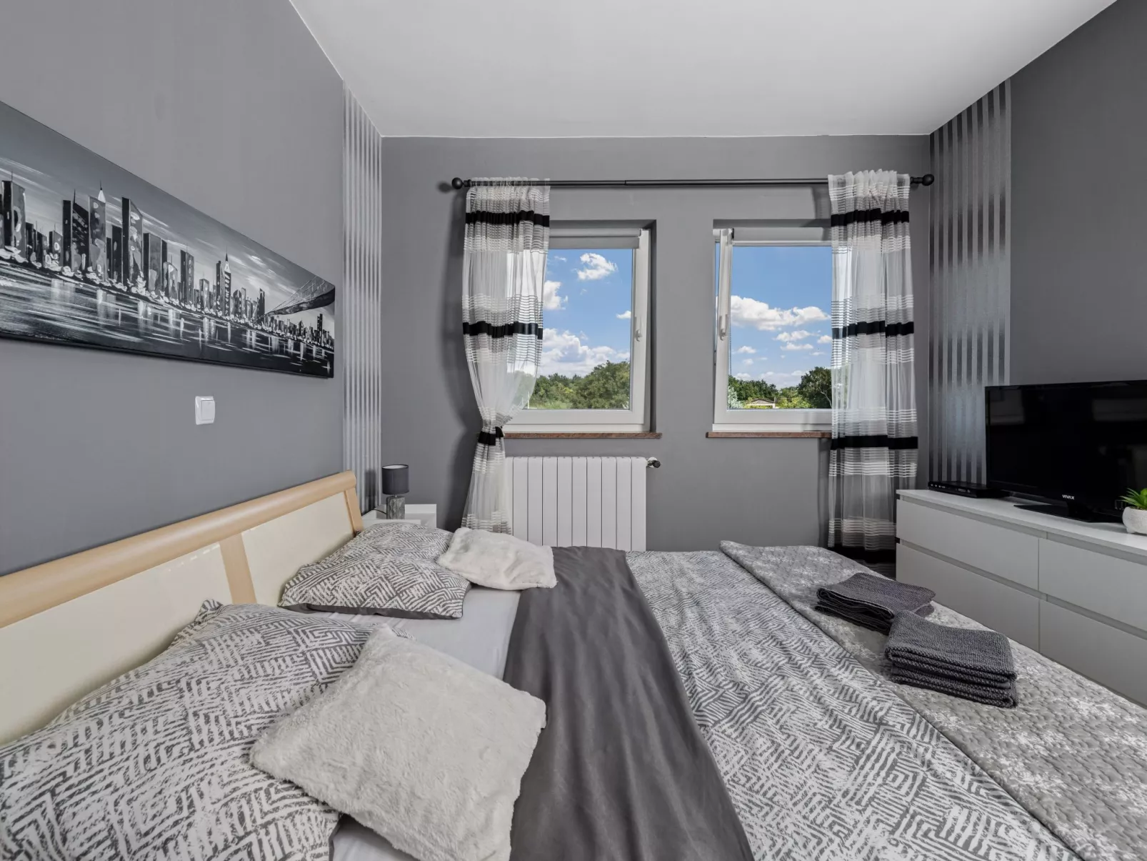 Mit Blick auf das Wasser-Drinnen