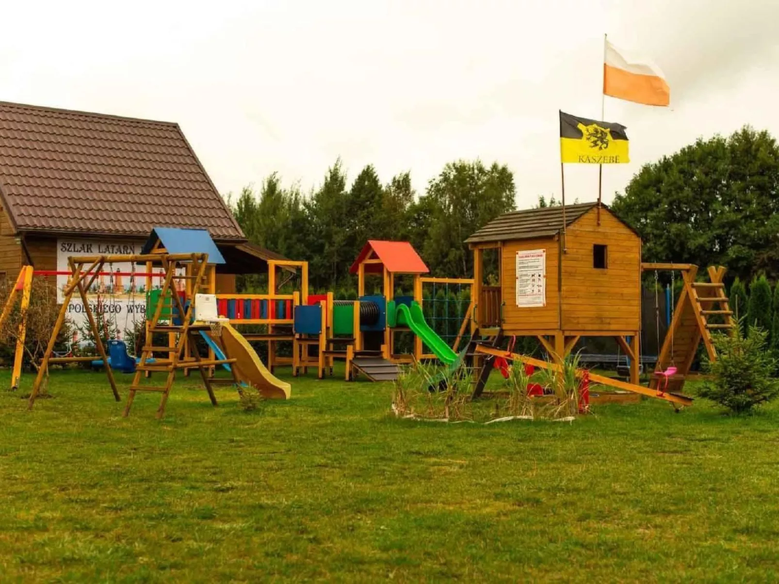 Modernes Ferienhaus in Biebrowo mit Grill, Garten und Terrasse-Dehors