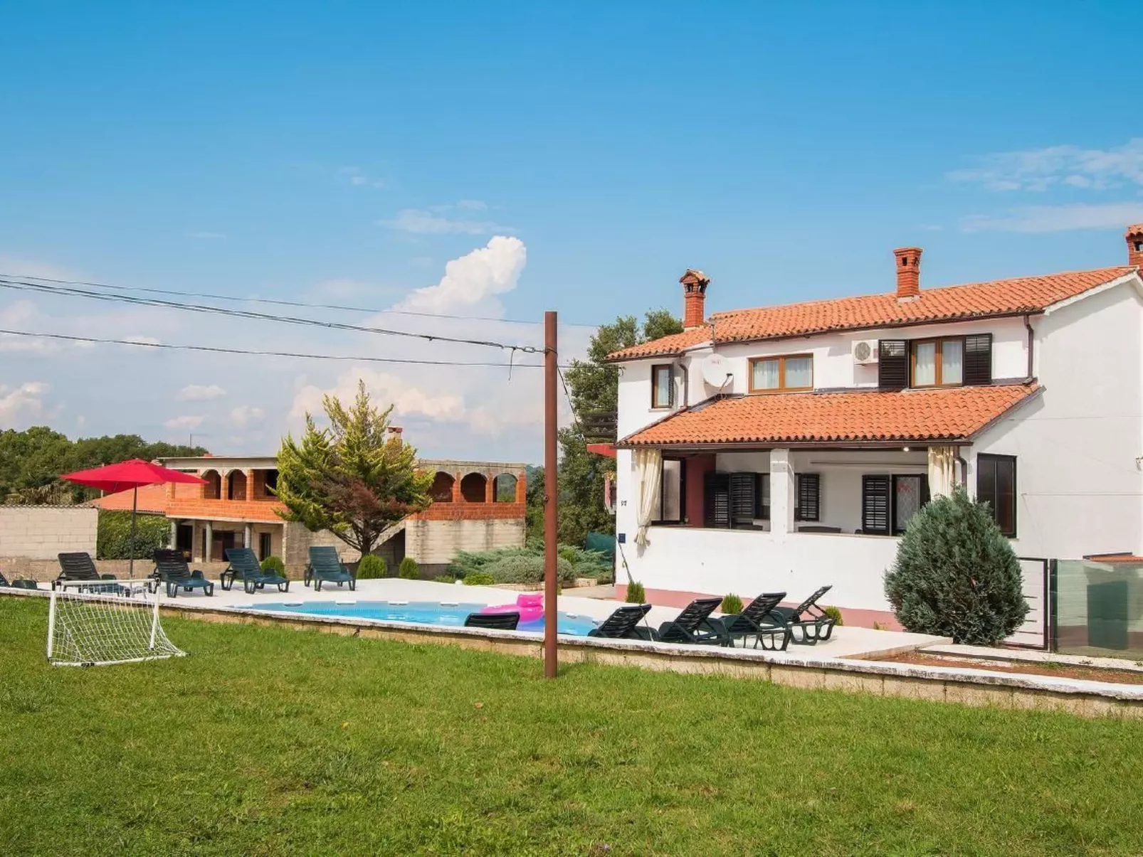 3-Schlafzimmer-Wohnung mit Gemeinschaftspool-Draußen