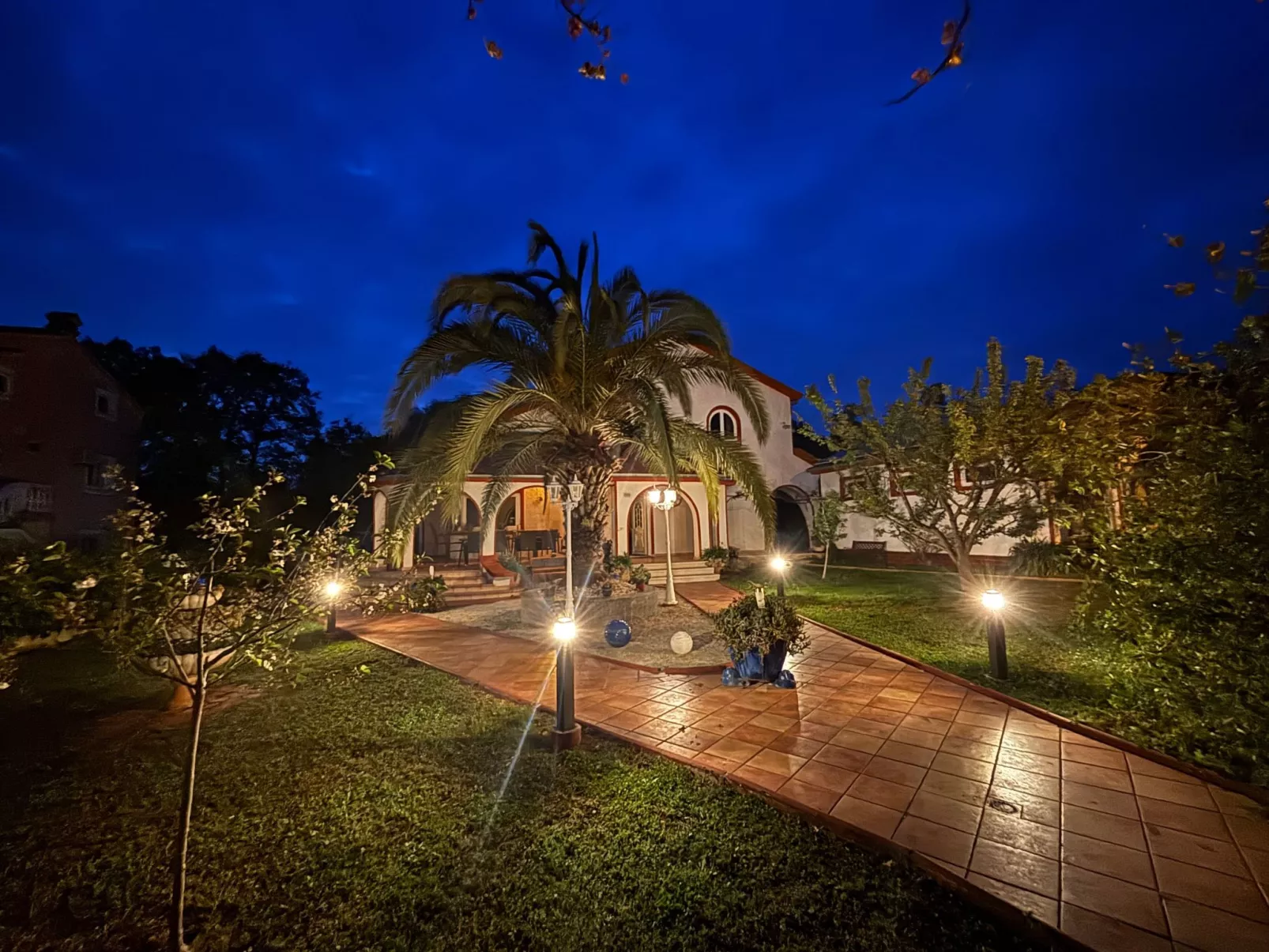 Charmante Familienvilla, in der Hunde willkommen sind-Draußen