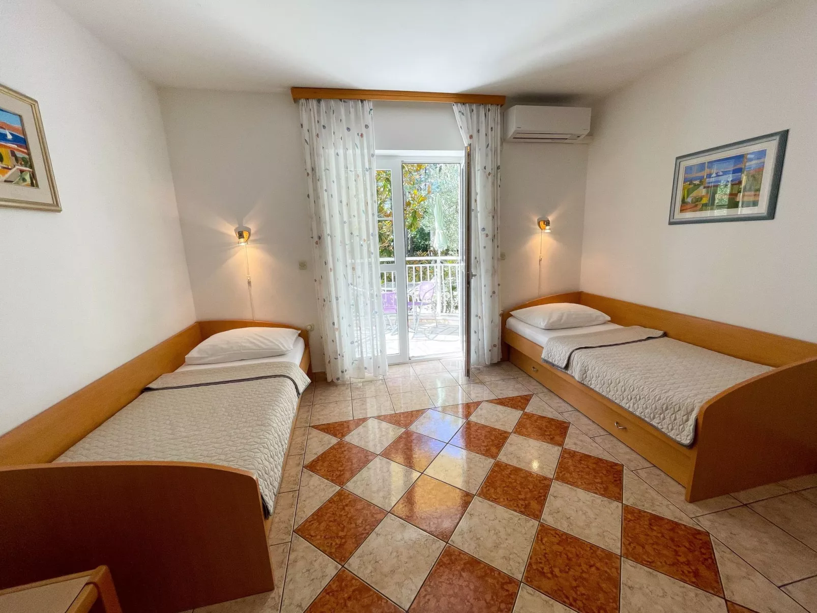 Wohnung in Jadranovo mit Terrasse, Garten und gemeinschaftlichem Pool - Drinnen