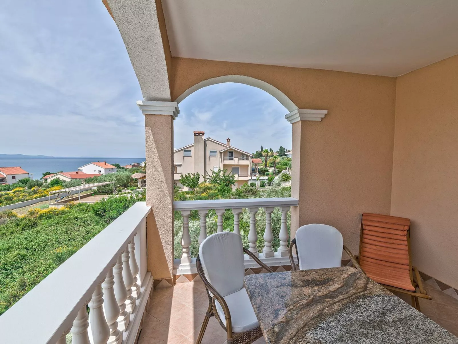 "Dantin" mit Blick auf das Wasser-Draußen