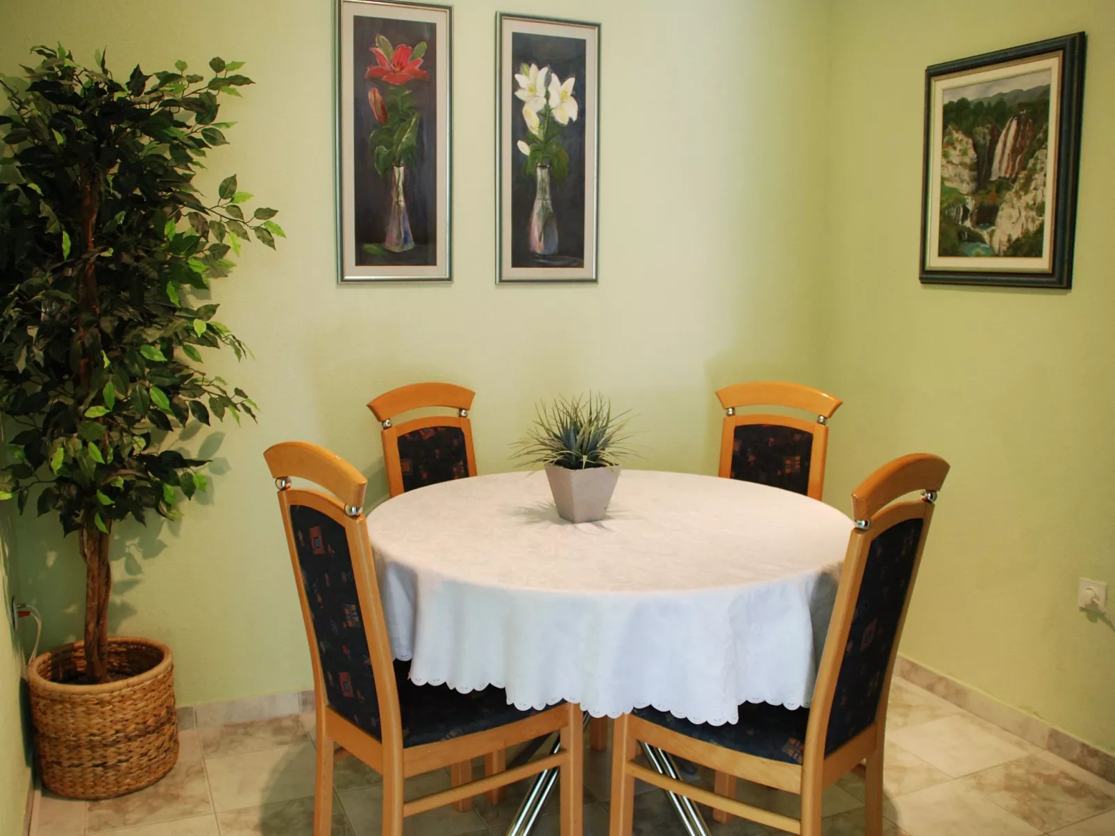 Mit Terrasse und Grill-Inside