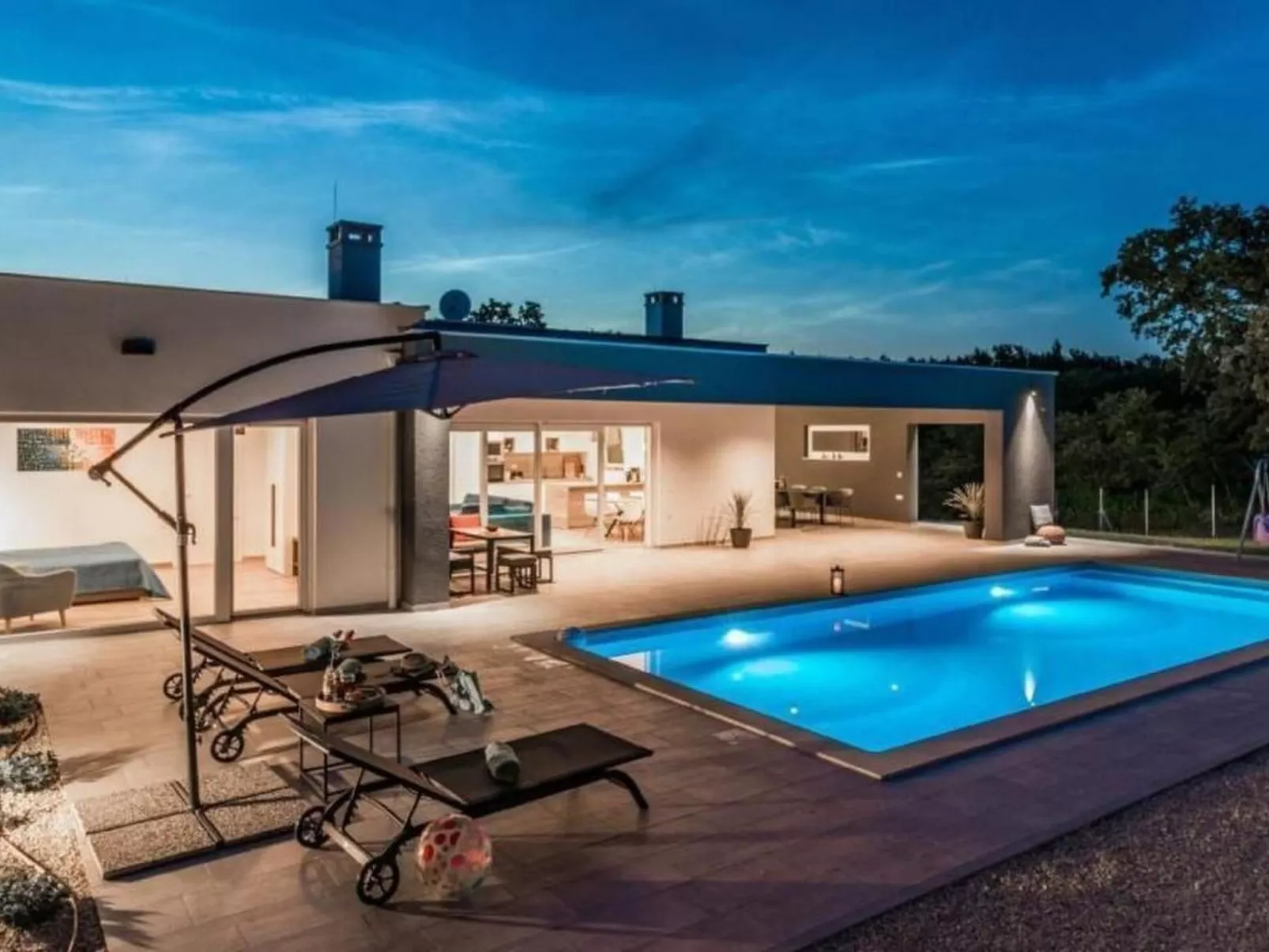 Villa Sanivaro mit beheiztem Pool und Whirlpool-Outside