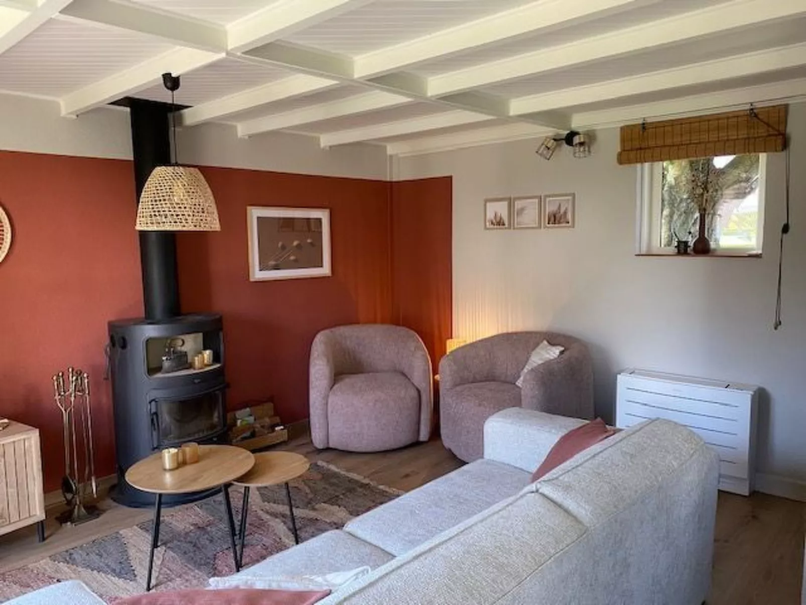 Zonnewind in der Nähe von Dünen und Wald