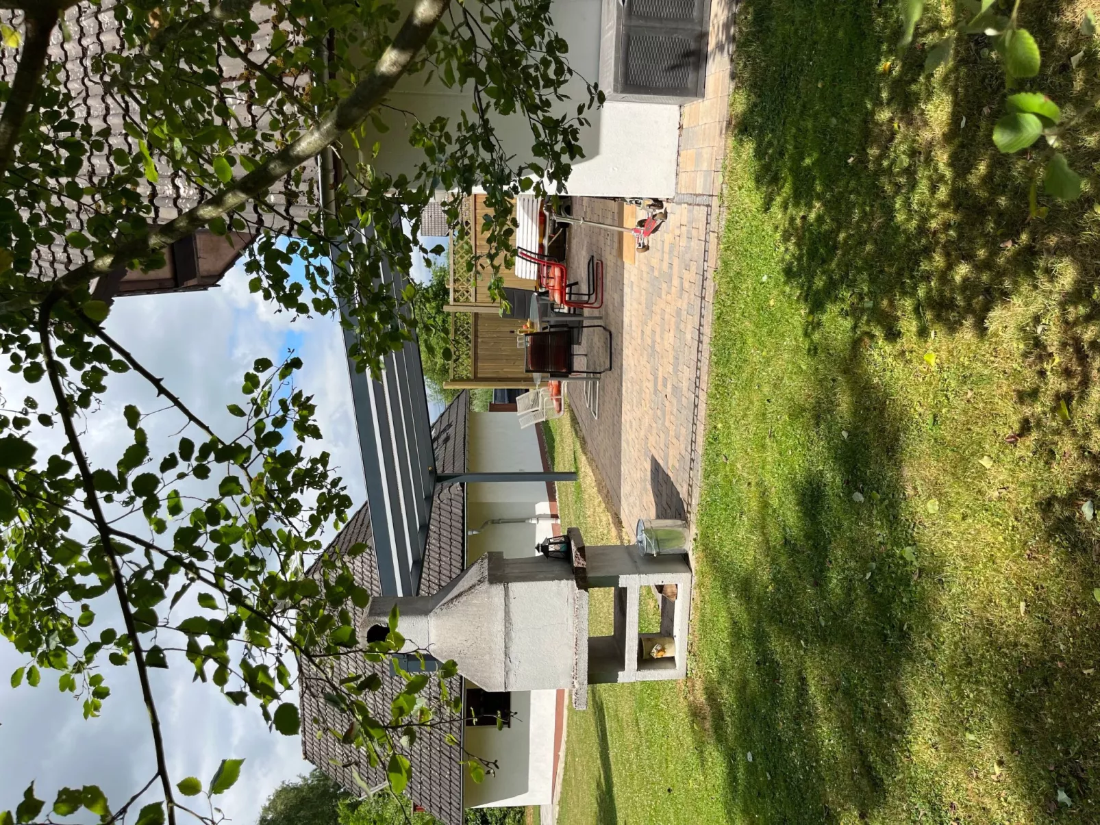 Familienfreundliches Haus mit großer Terrasse-Outside