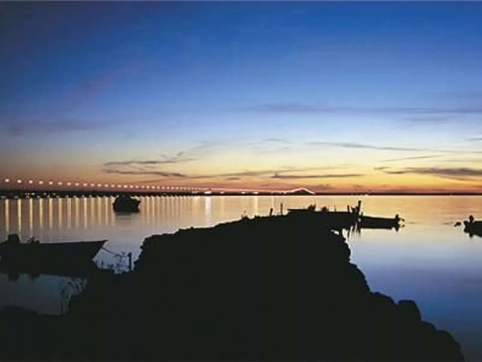 Holzhaus mit Terrasse, direkt an einer Bucht-Dehors