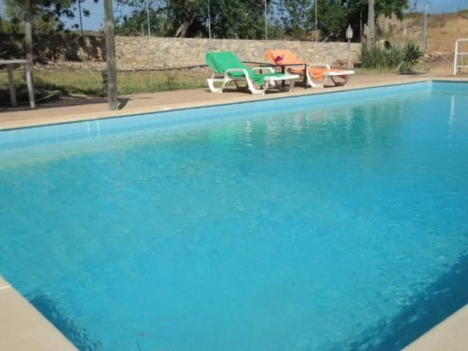 Mit Balkon, Terrasse und Außenpool