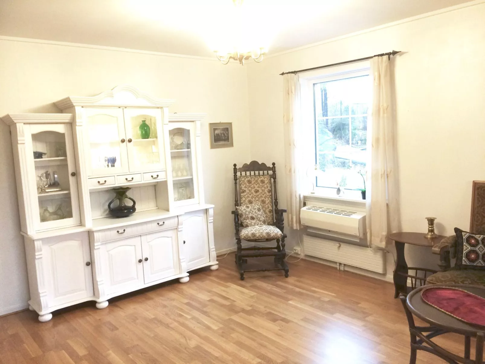 Mit Blick auf das Wasser-Dedans