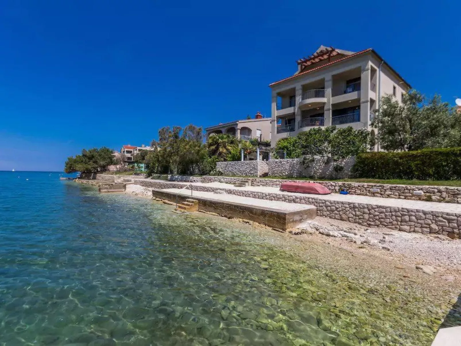 Wohnung mit Blick auf das Wasser-Dehors