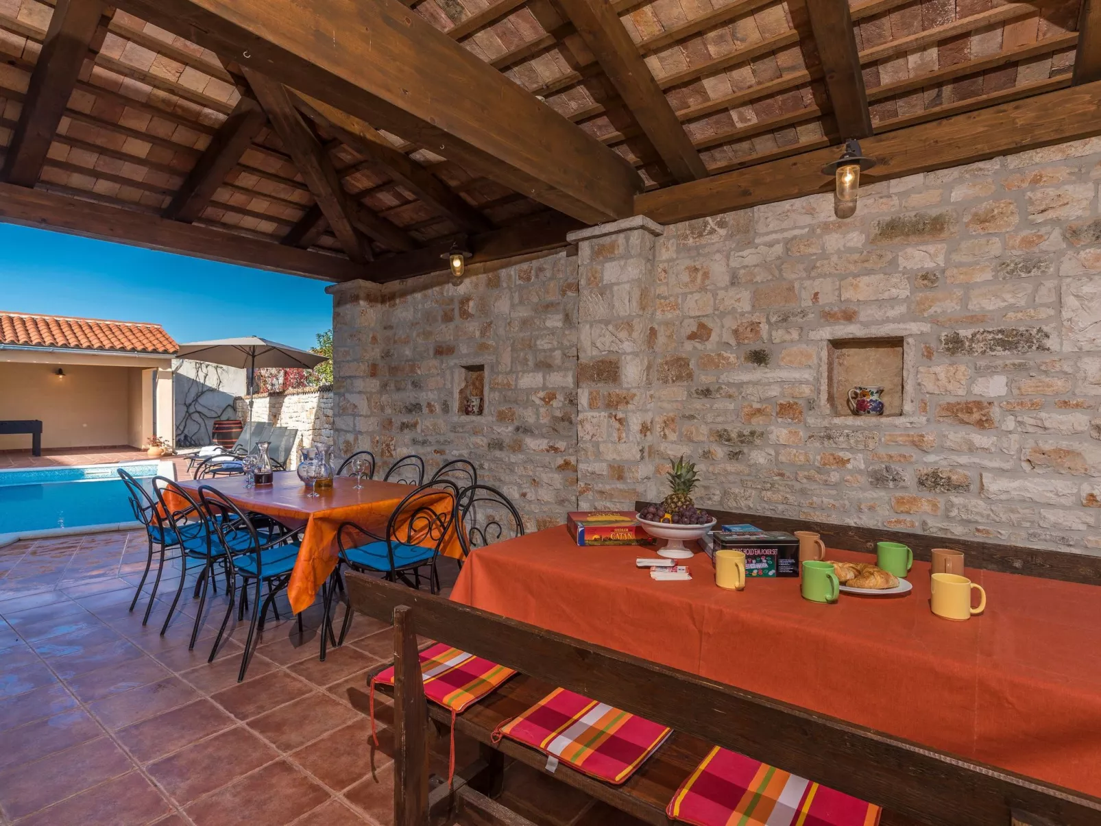 Gemütliches Ferienhaus in Peresiji mit Grill und Terrasse-Dehors