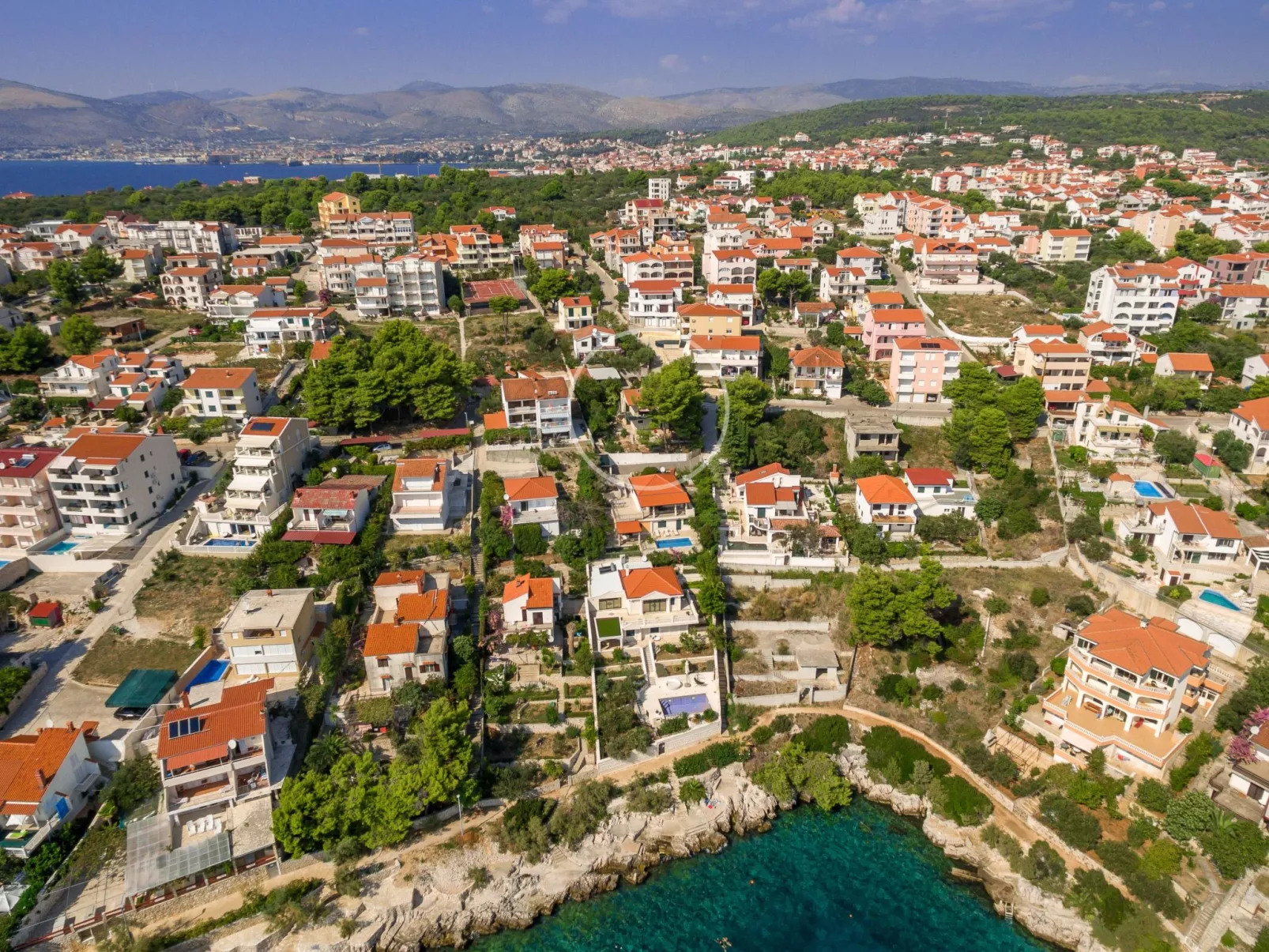 "Barbara" mit Blick auf das Wasser - Draußen