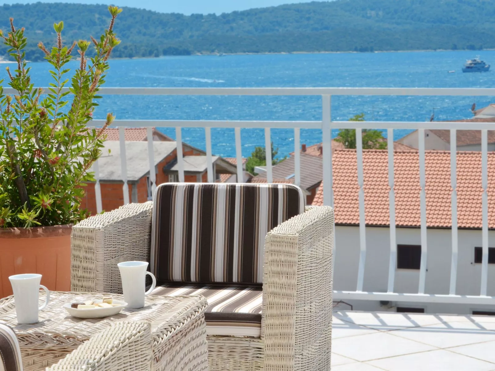 Wohnung "Decor" mit Blick auf das Wasser-Drinnen