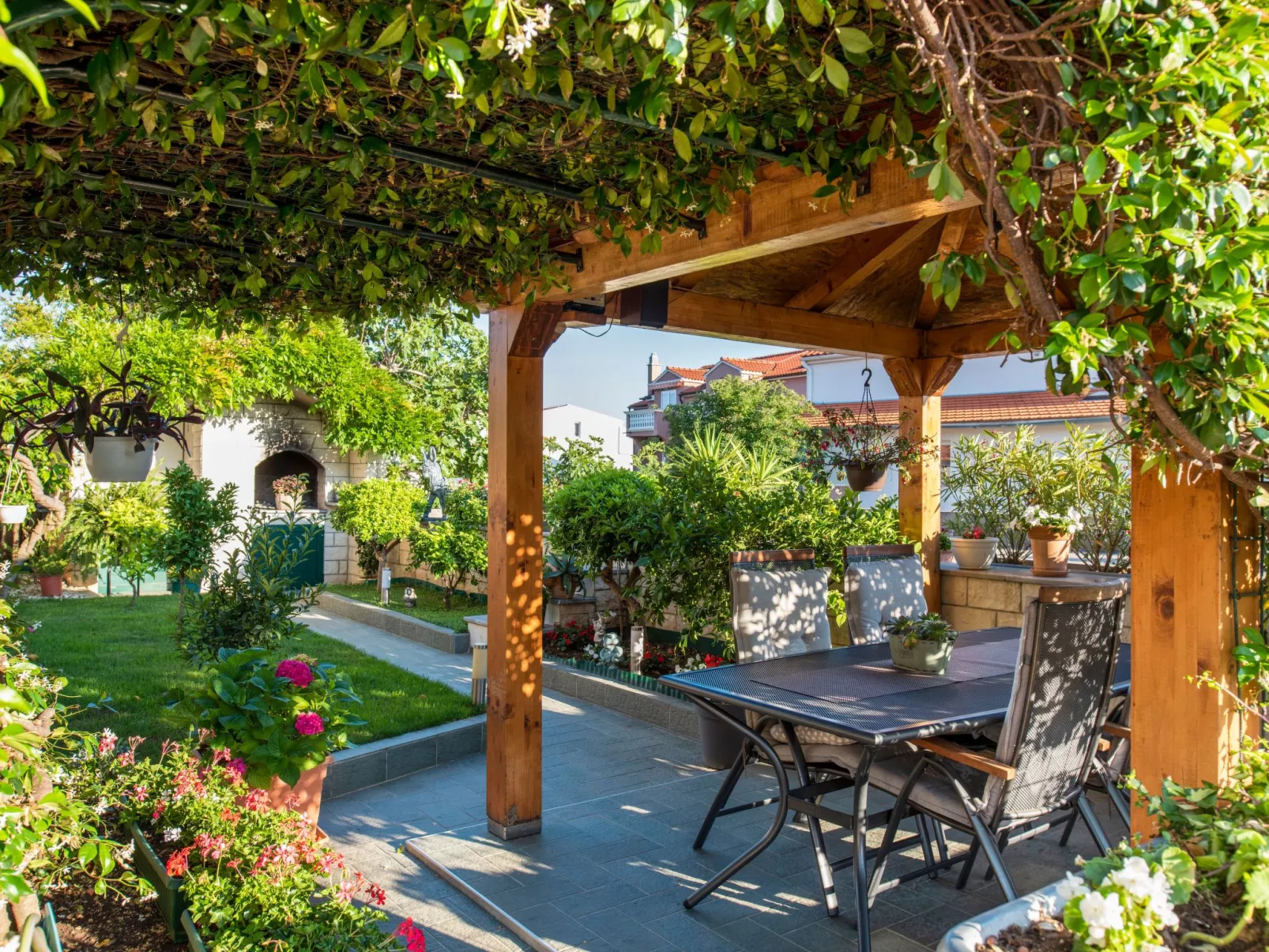 Appartement im Dachgeschoss mit Balkon-Draußen