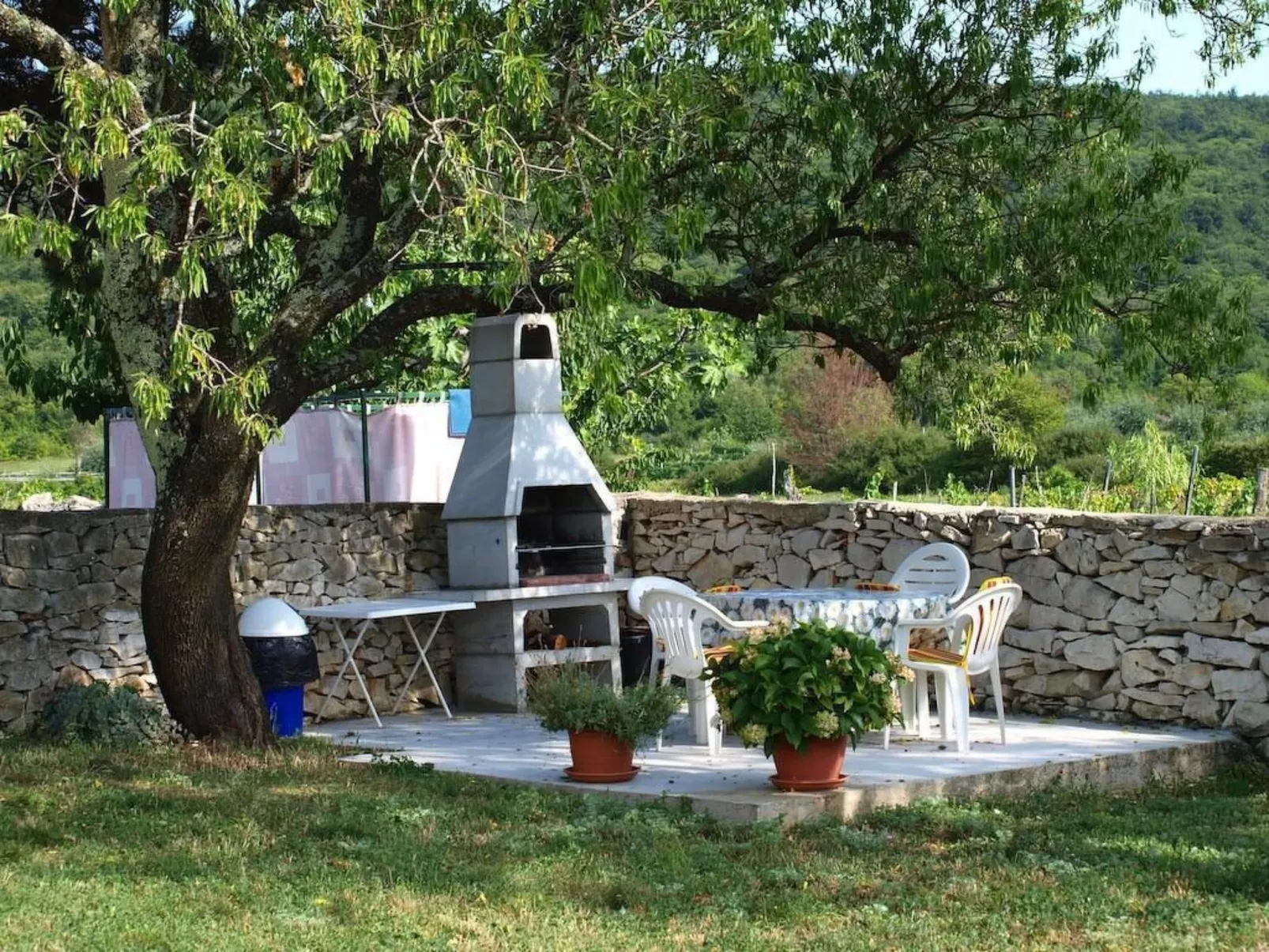 Charmantes Ferienhaus in Bartići mit Terrasse-Draußen