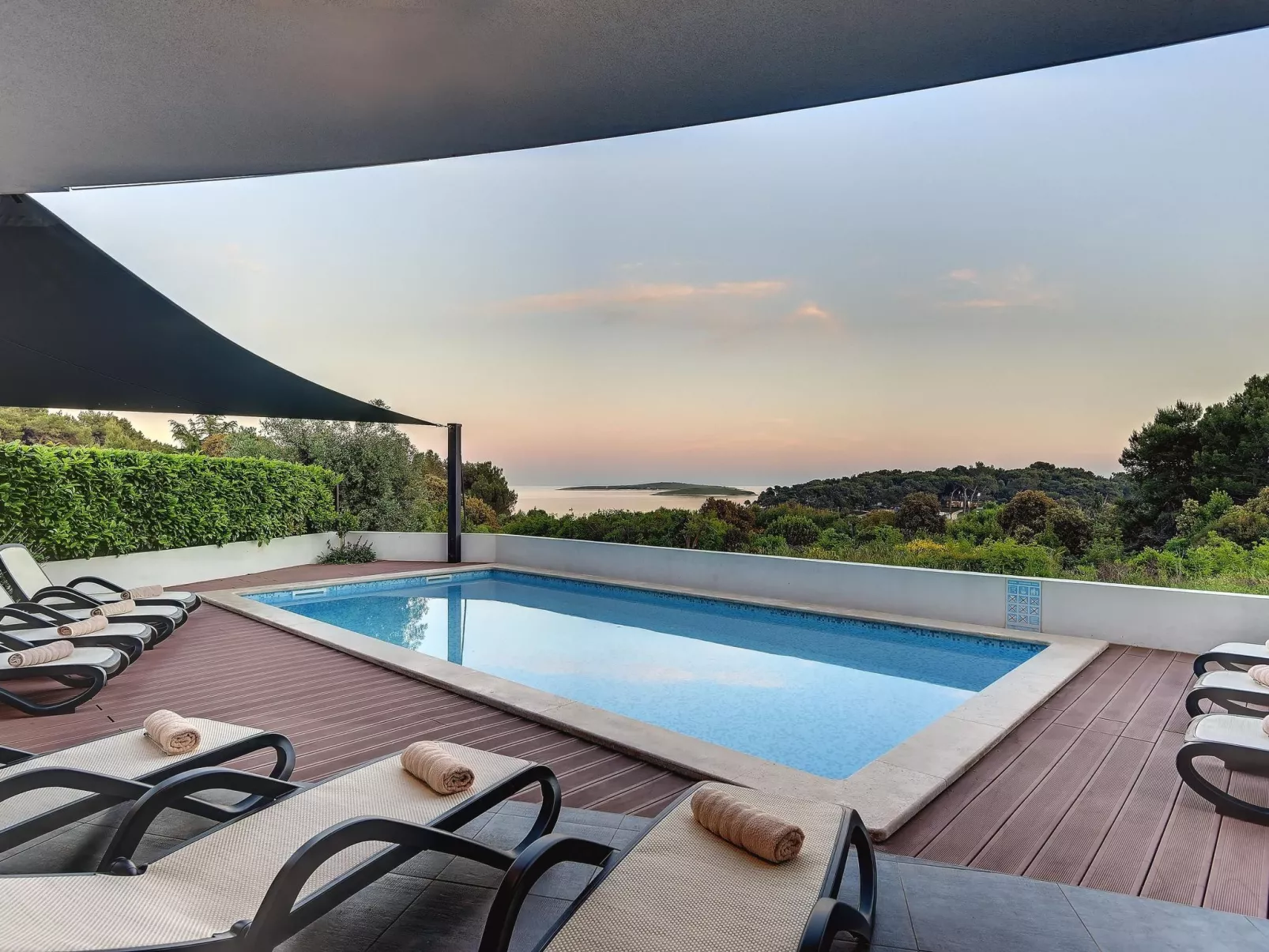 Luxusvilla Sunrise Premantur mit Pool-Draußen