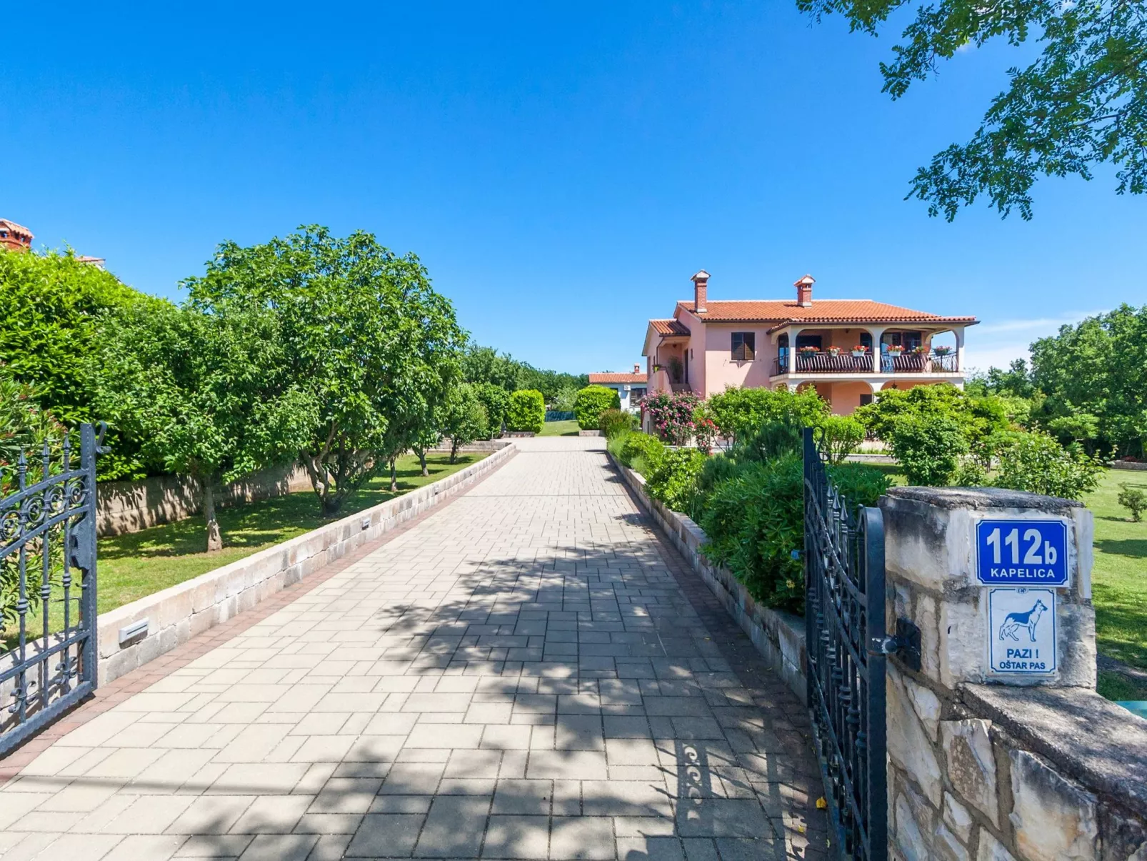 Vollständig freistehendes Haus mit schönem Garten