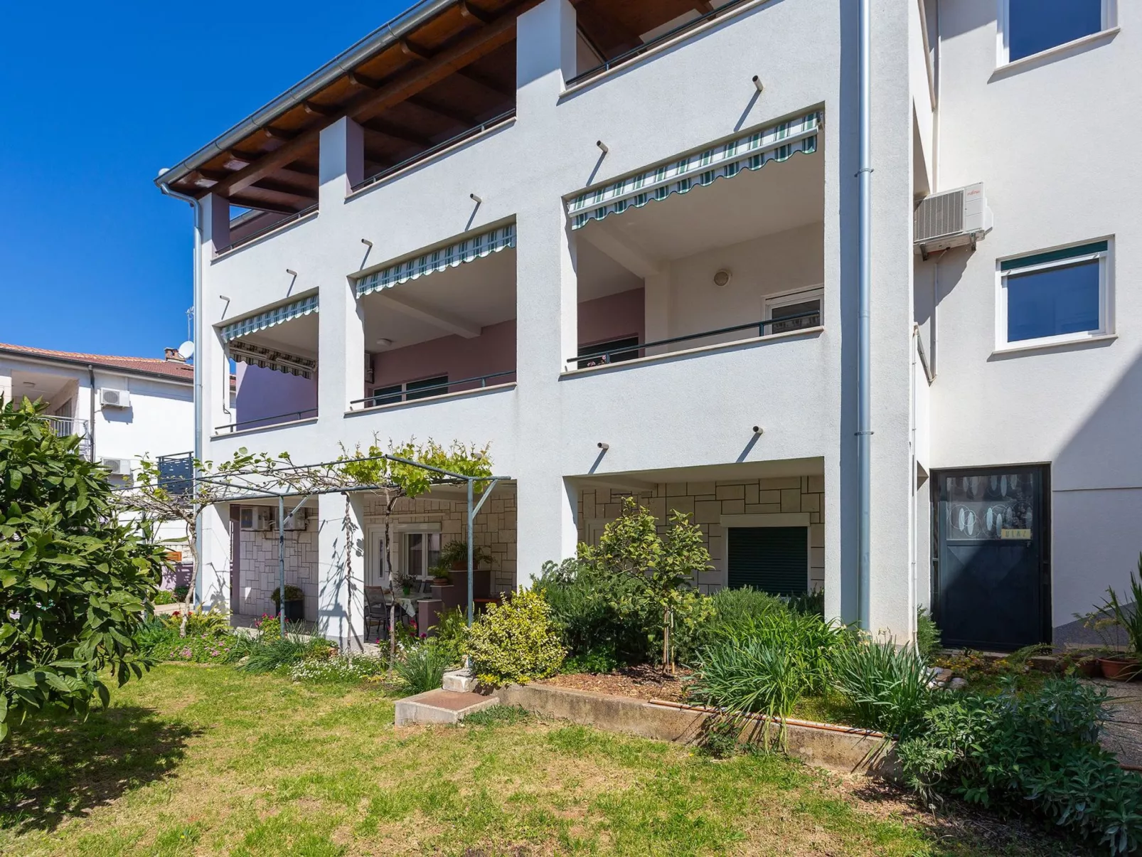 In Pula und Nah am Strand-Draußen