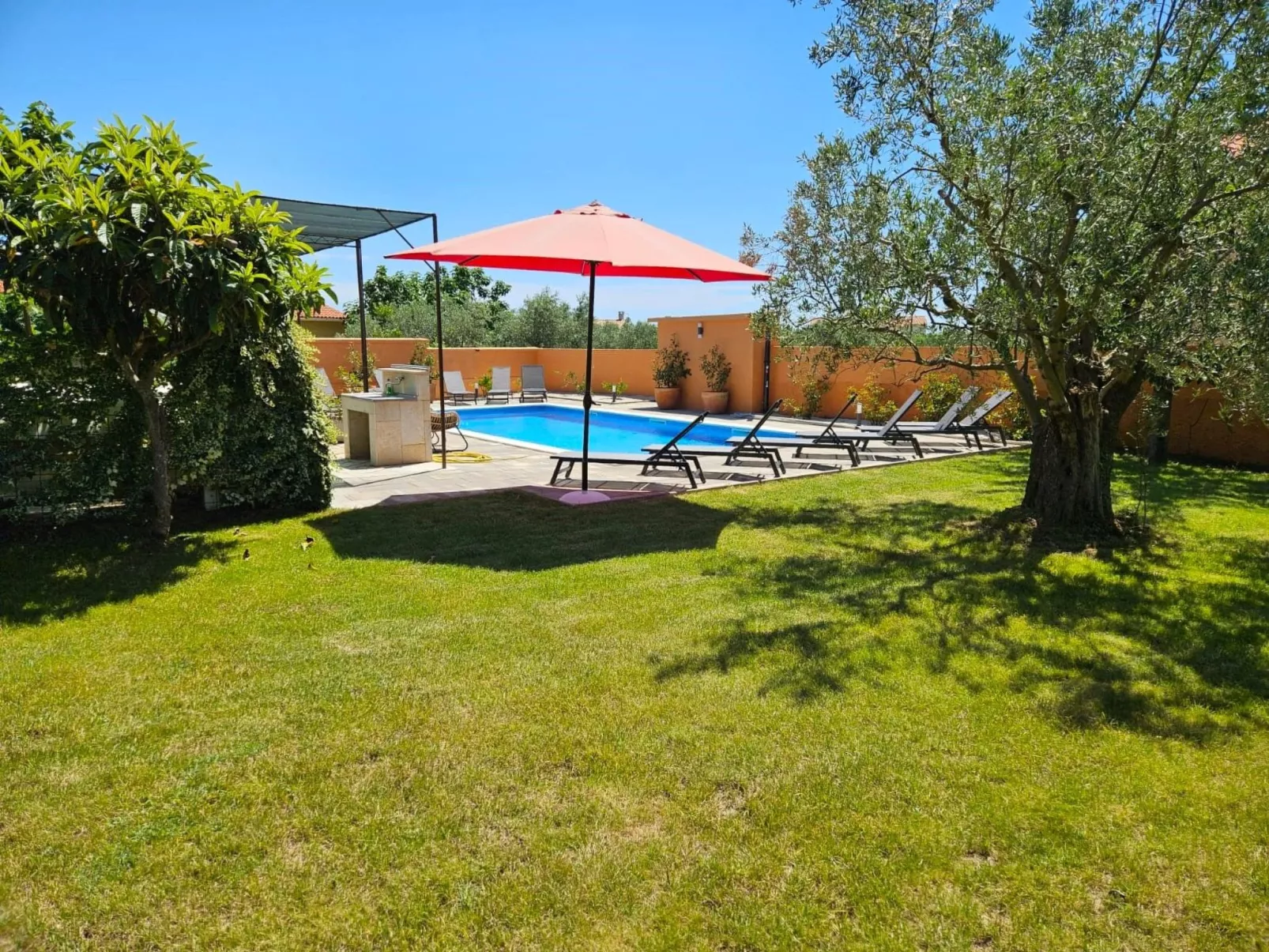 Sehr geräumige Villa mit Pool-Dehors