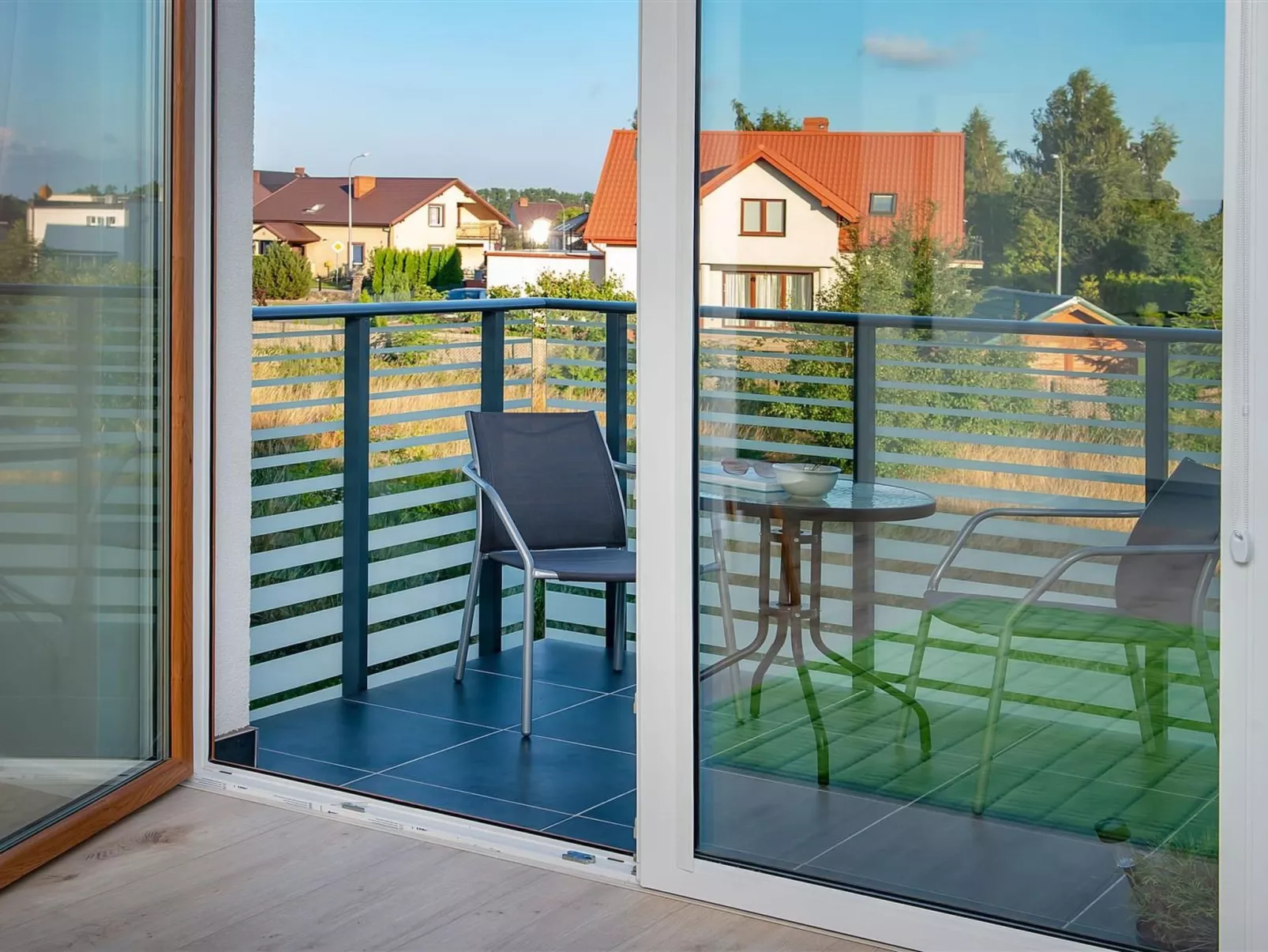 Moderne Ferienwohnung mit Balkon, nur 500 Meter von Meer und Strand entfernt-Drinnen