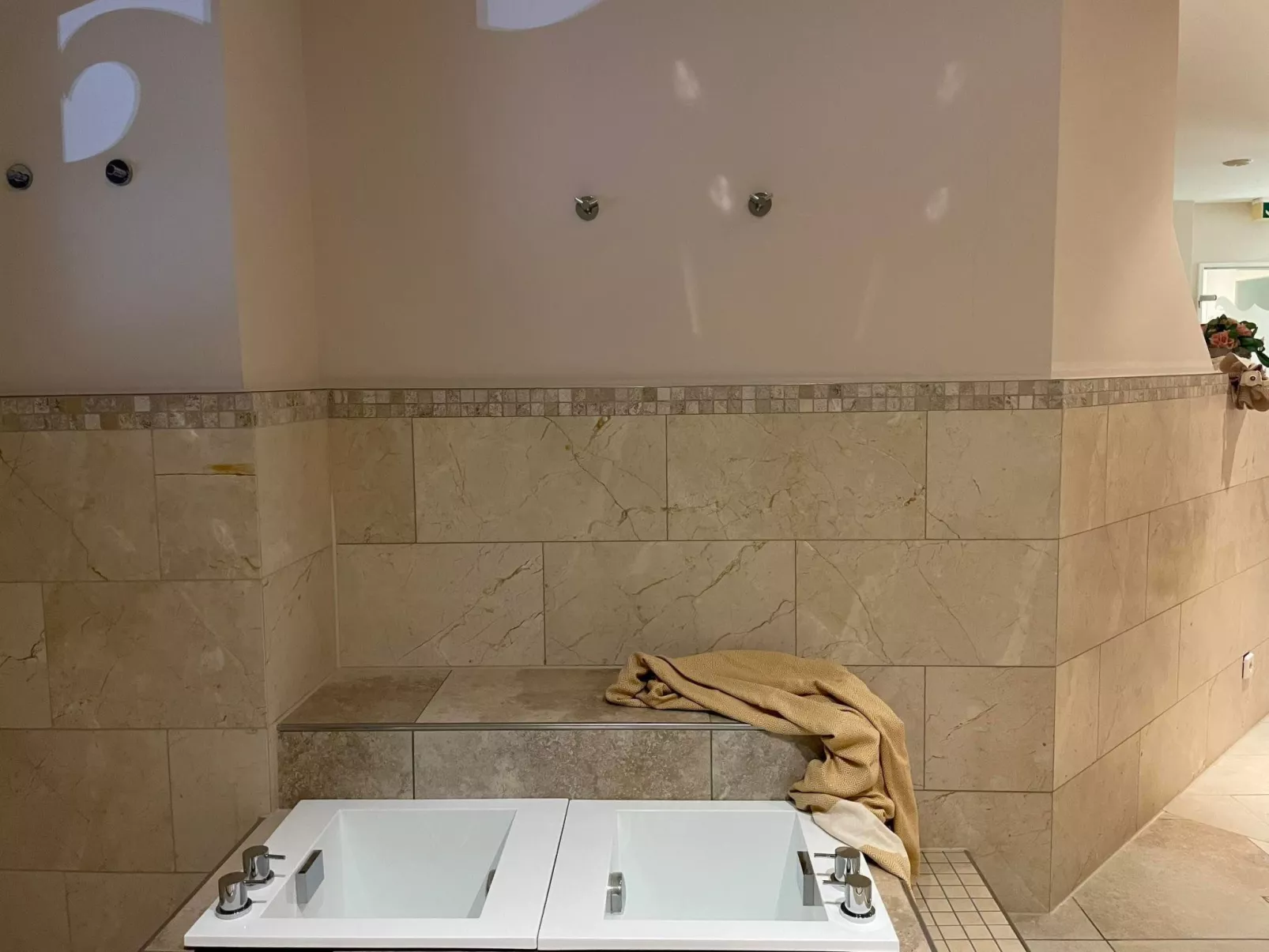 Helle Ferienwohnung mit Wellnesslandschaft-Image-tags.info