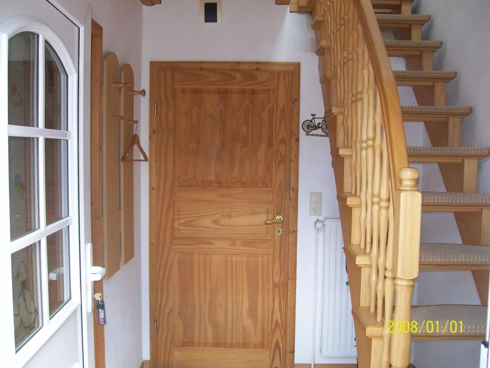 Mit umfriedetem Garten und Terrassen-Drinnen