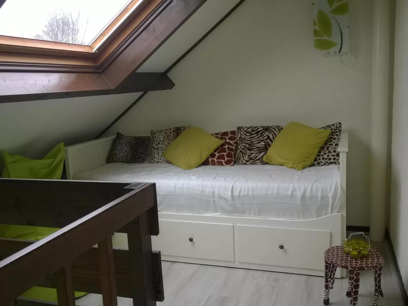 Gemütliches Vier-Personen-Bungalow mit Überdachung-Dedans