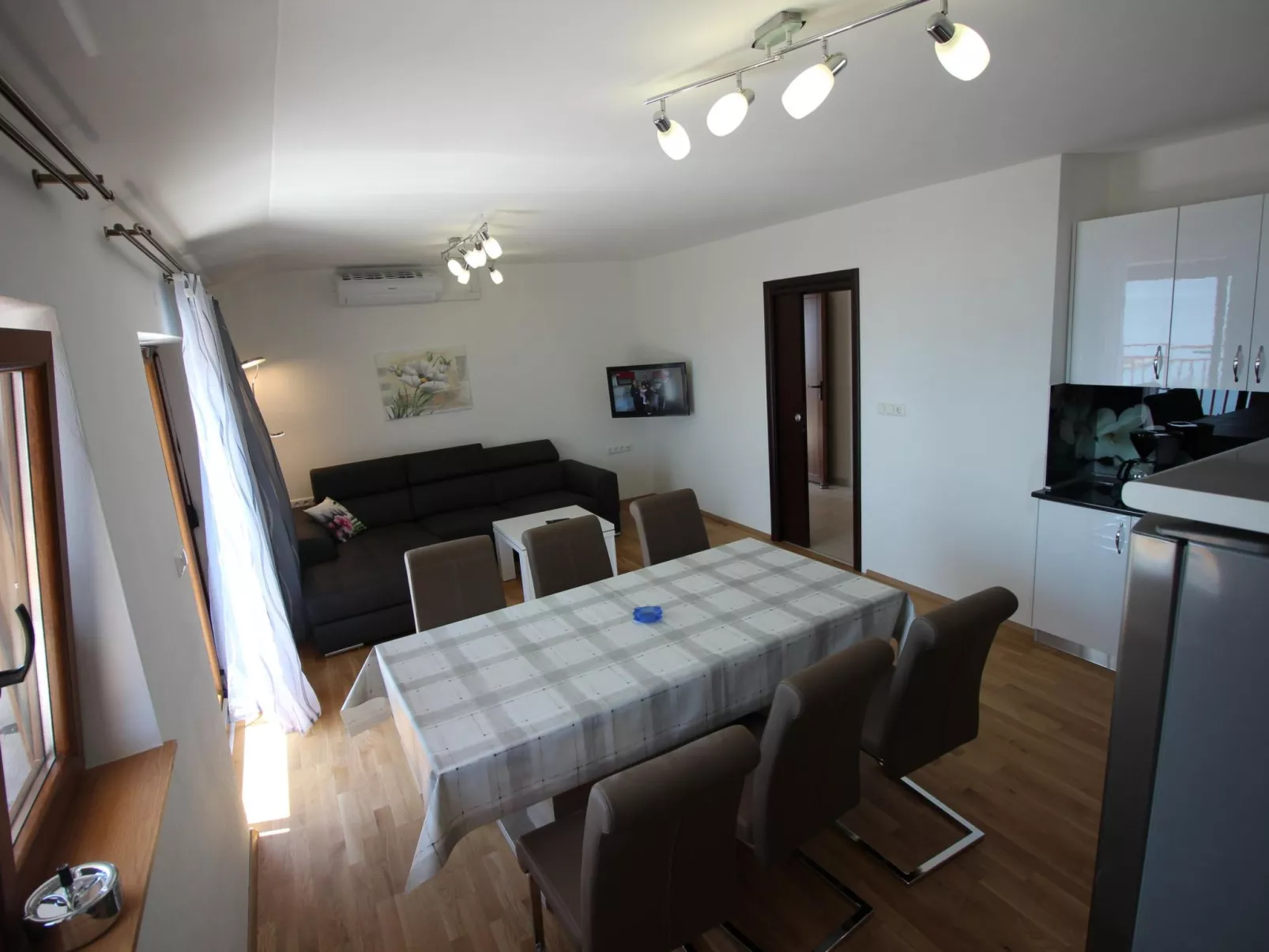 "Manda3" mit Blick auf das Wasser