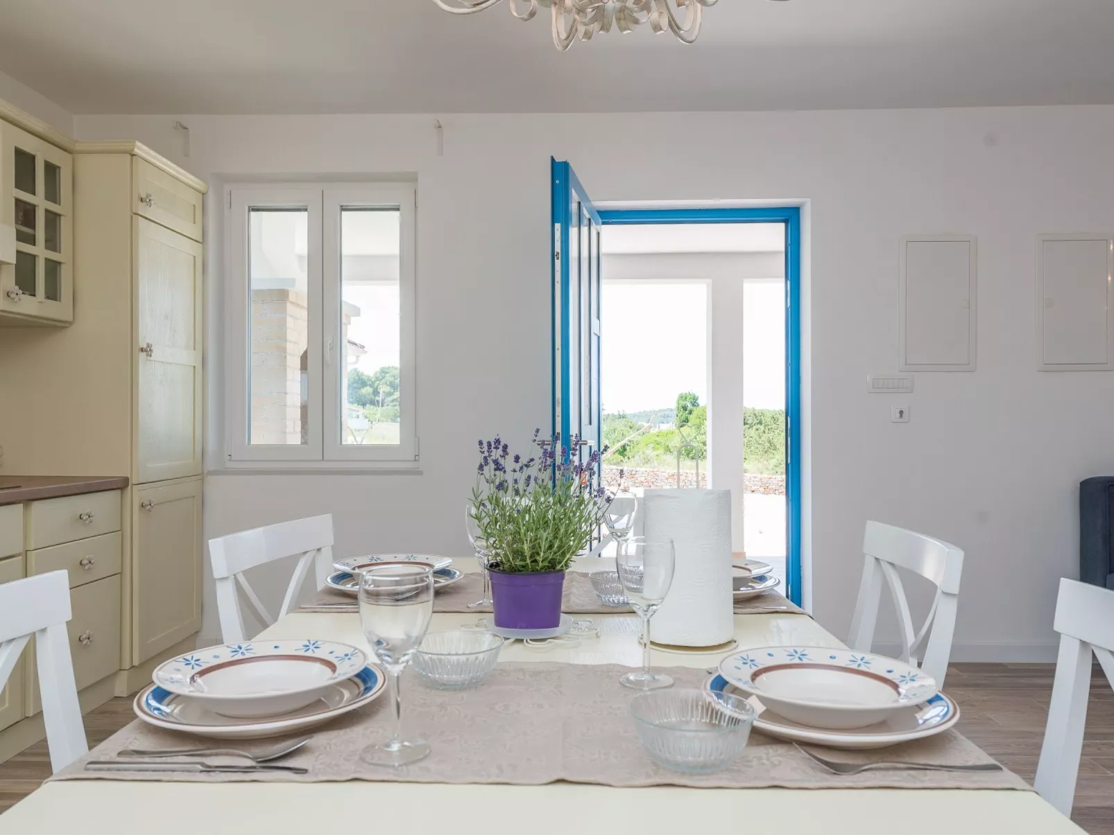 "Ivana" mit Blick auf das Wasser-Drinnen