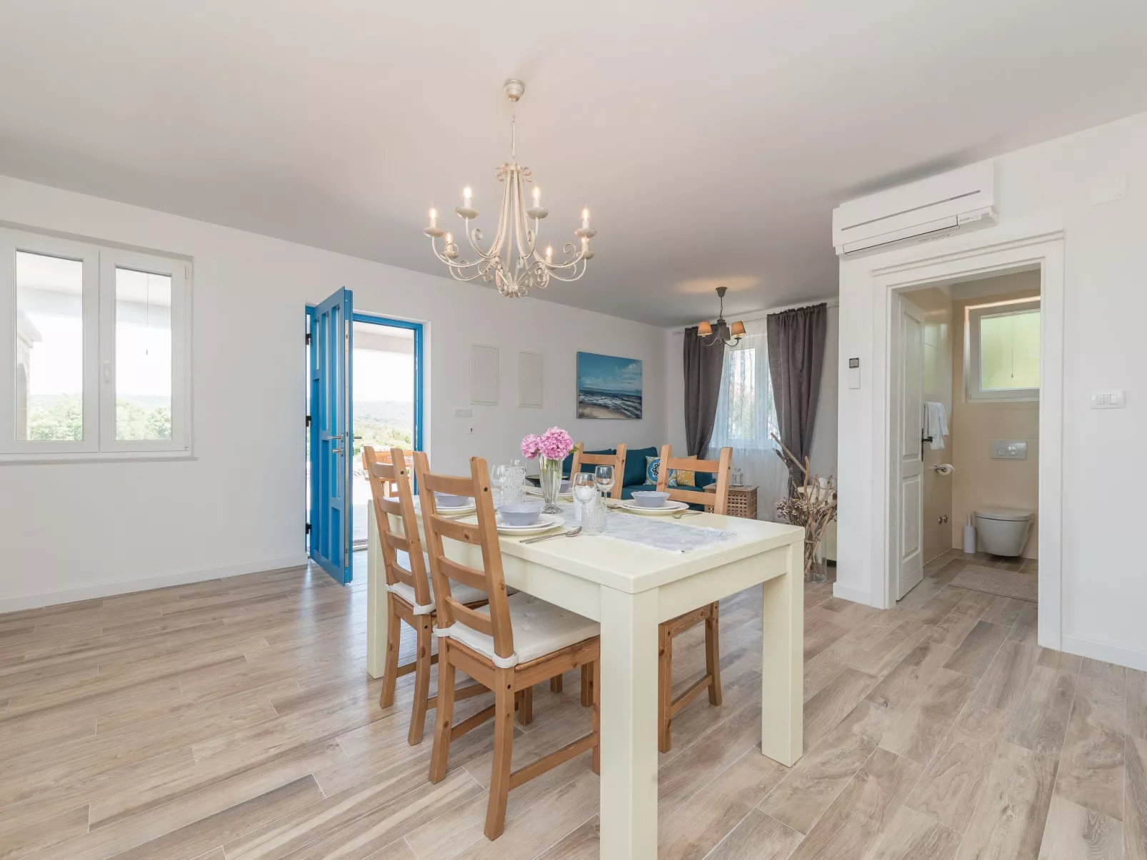 "Ena" mit Blick auf das Wasser-Drinnen