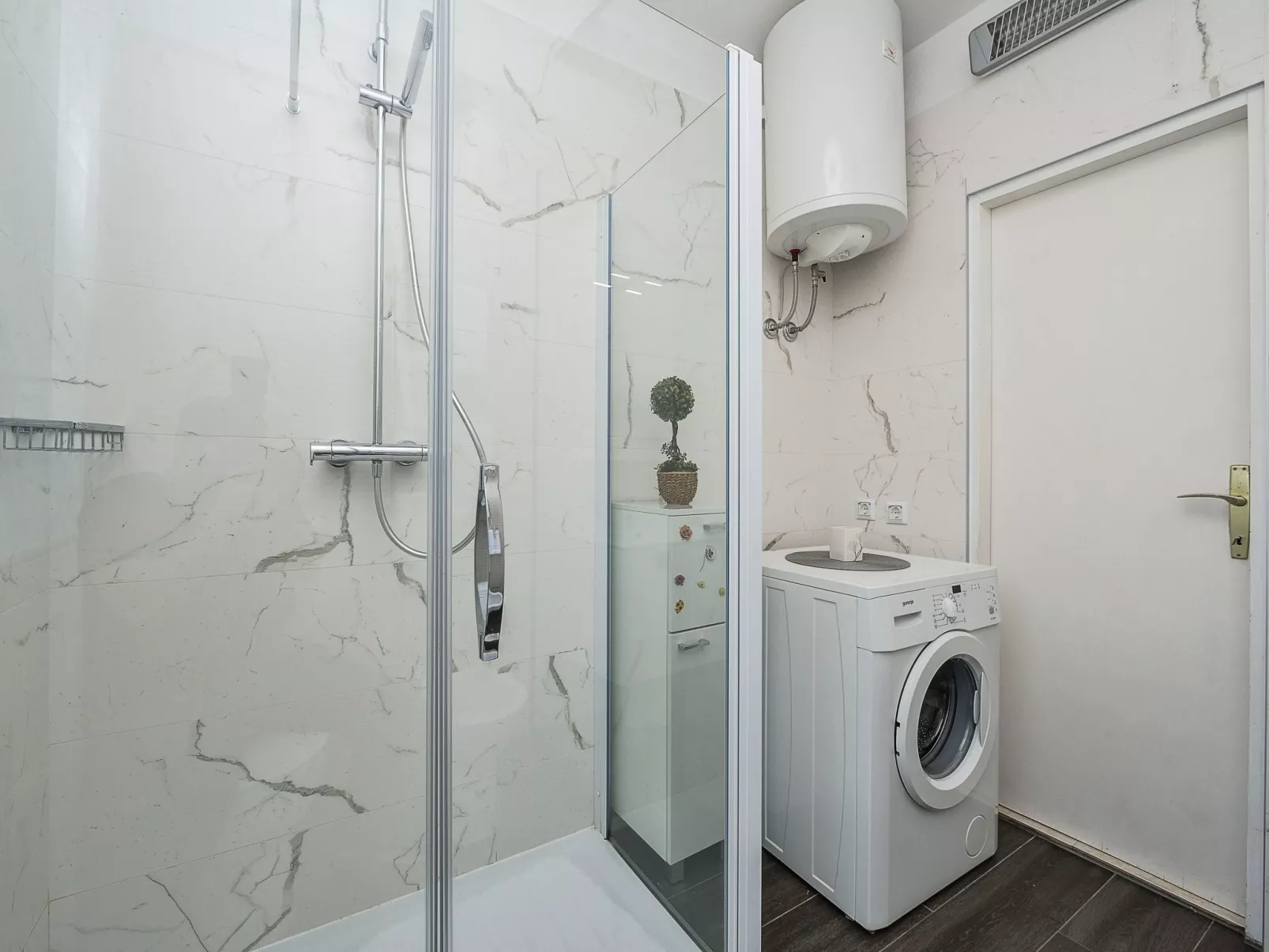 "Sakarun" mit Blick auf das Wasser-Drinnen