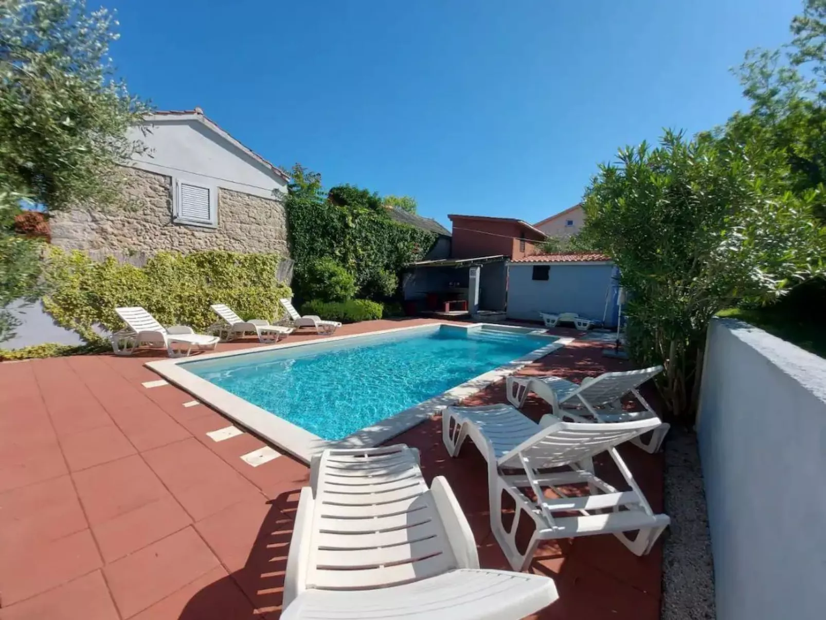 4-Schlafzimmer-Wohnung mit privatem Pool-Draußen