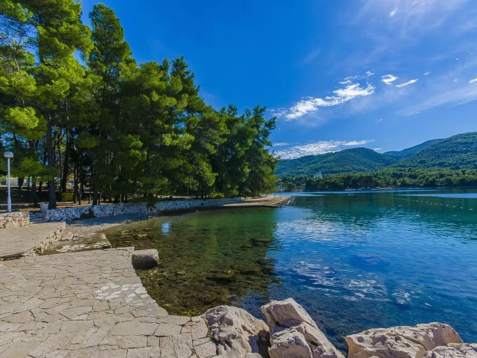 Geräumiges Ferienhaus mit Terrasse und Garten-Dehors